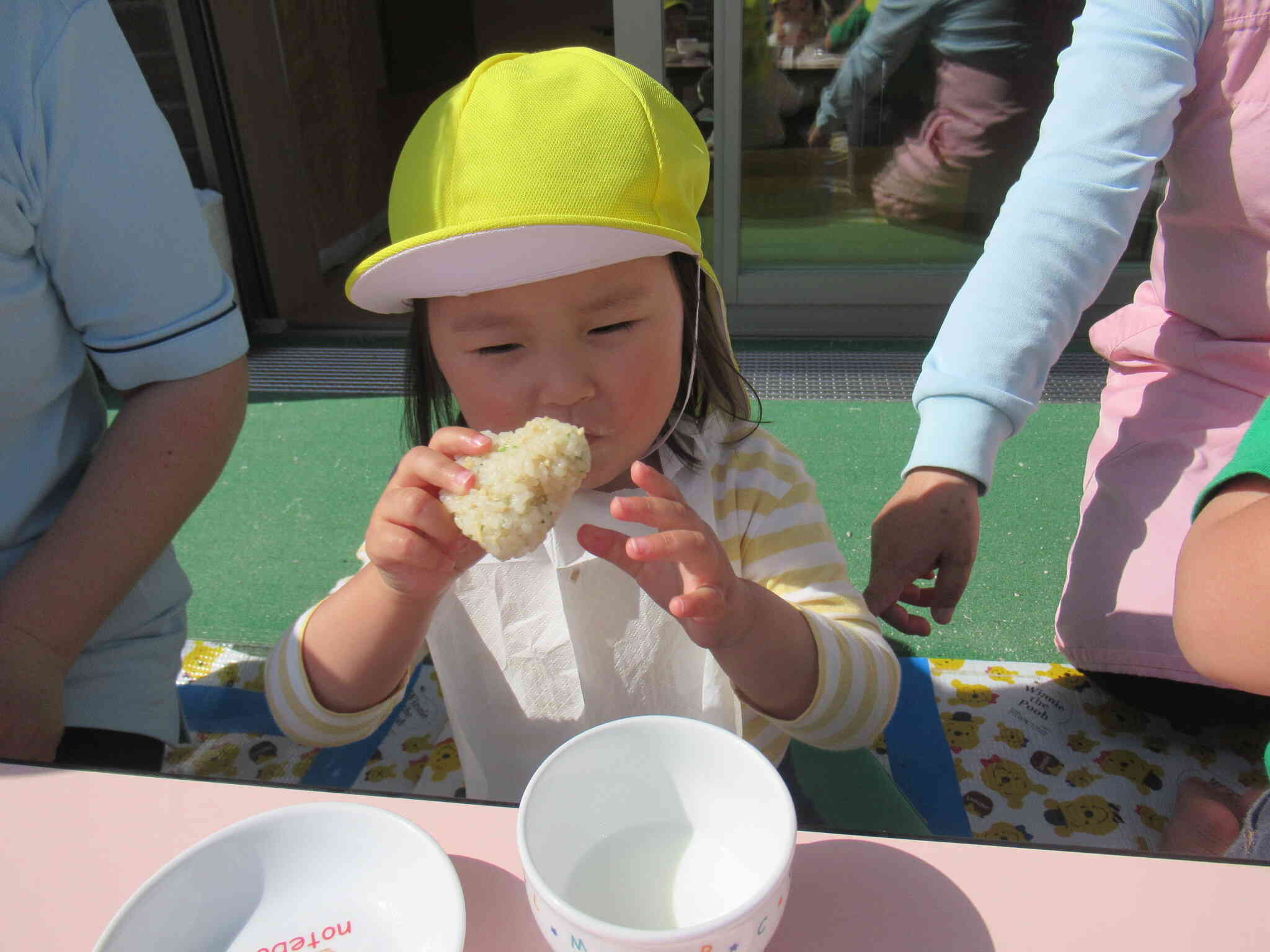 お外で食べると楽しいね♪