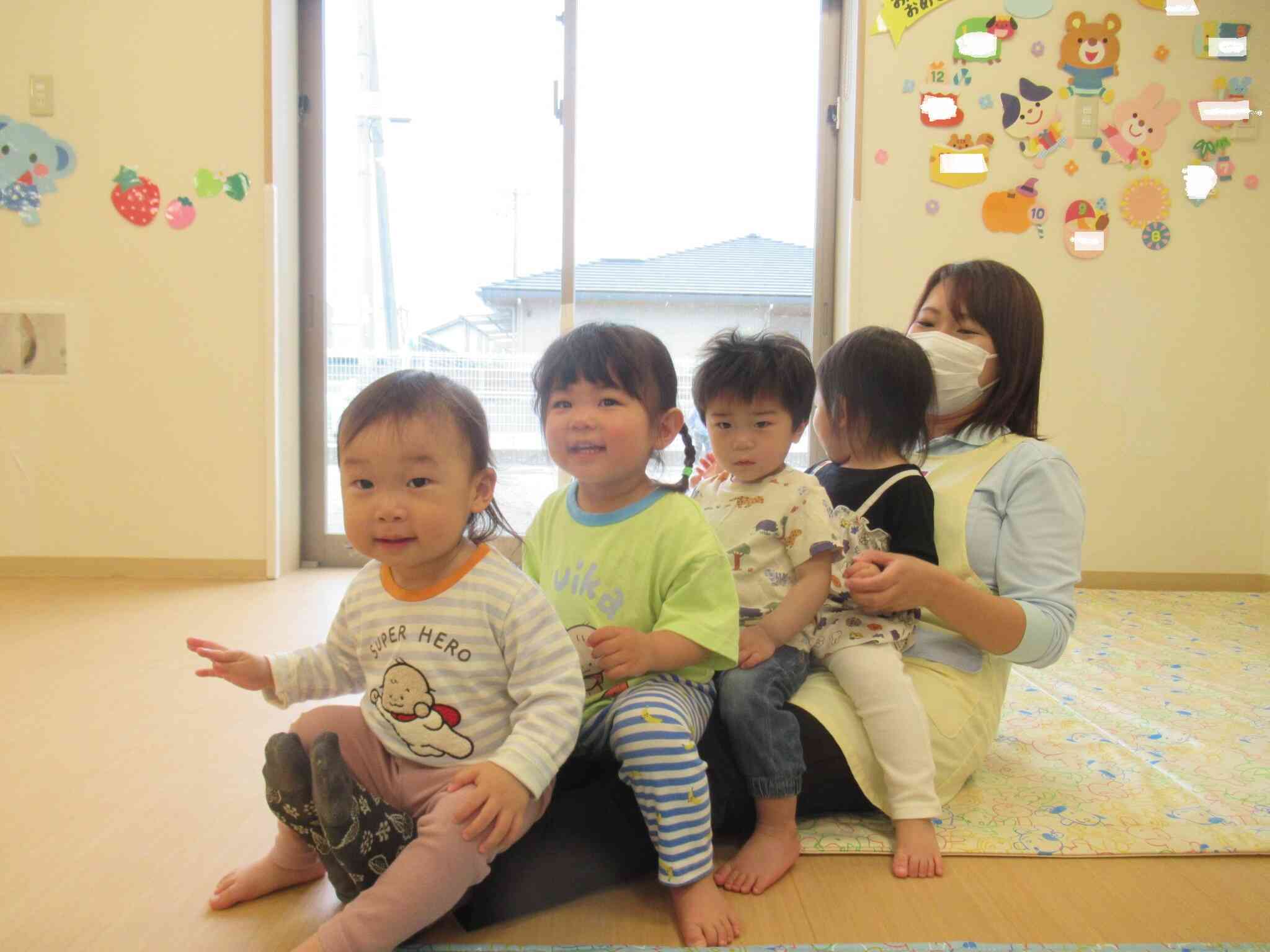 先生のお膝がバスに変身☆みんなで一緒に「レッツゴー！！」