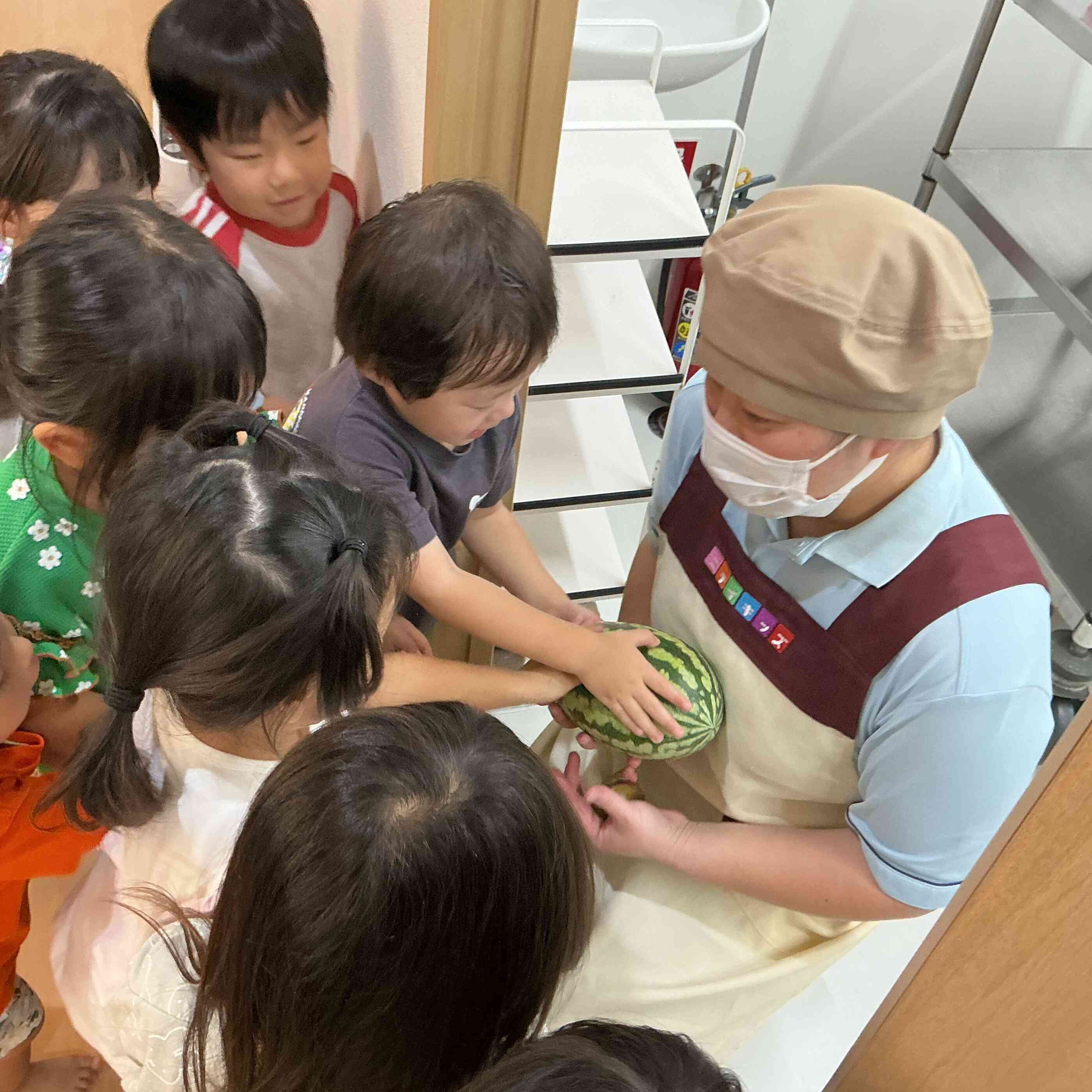 みんなで給食室にお届け☆