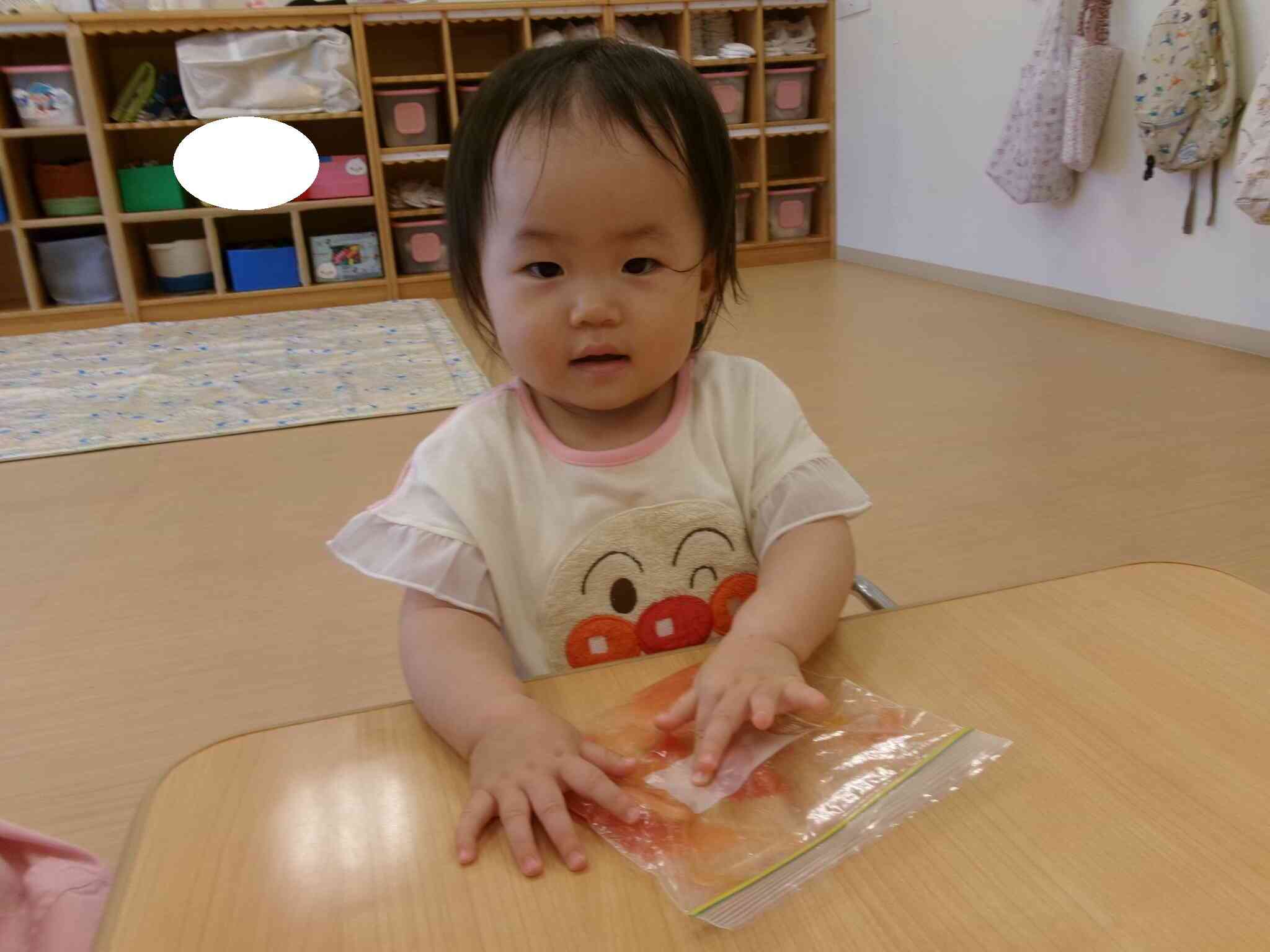 トマトをつぶしてみよう♪