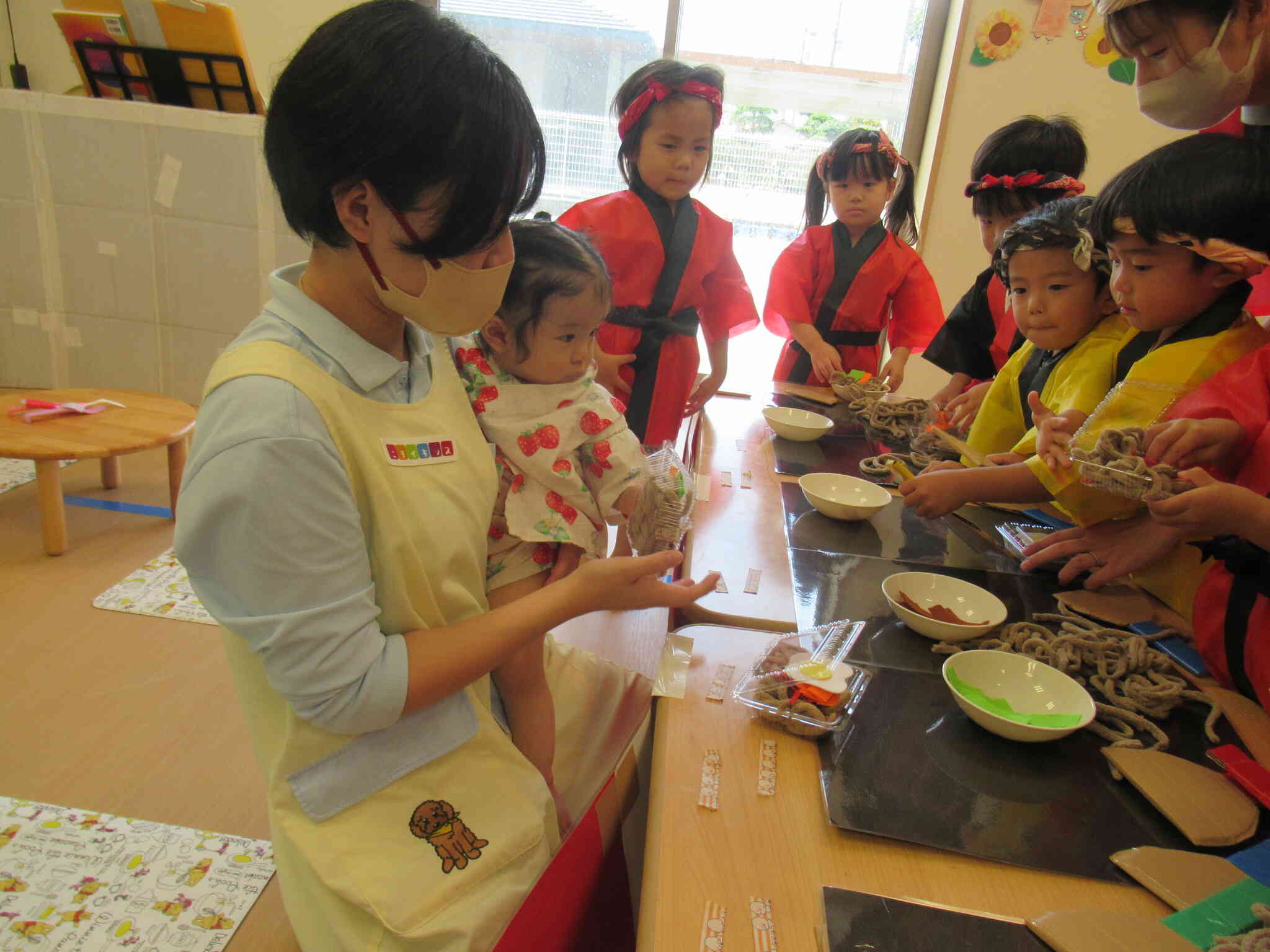 「いらっしゃませ～！」活気ある声と美味しそうなにおいが♡ここはりす組の焼きそば屋さん☆出来立ての焼きそばを貰ったよ！