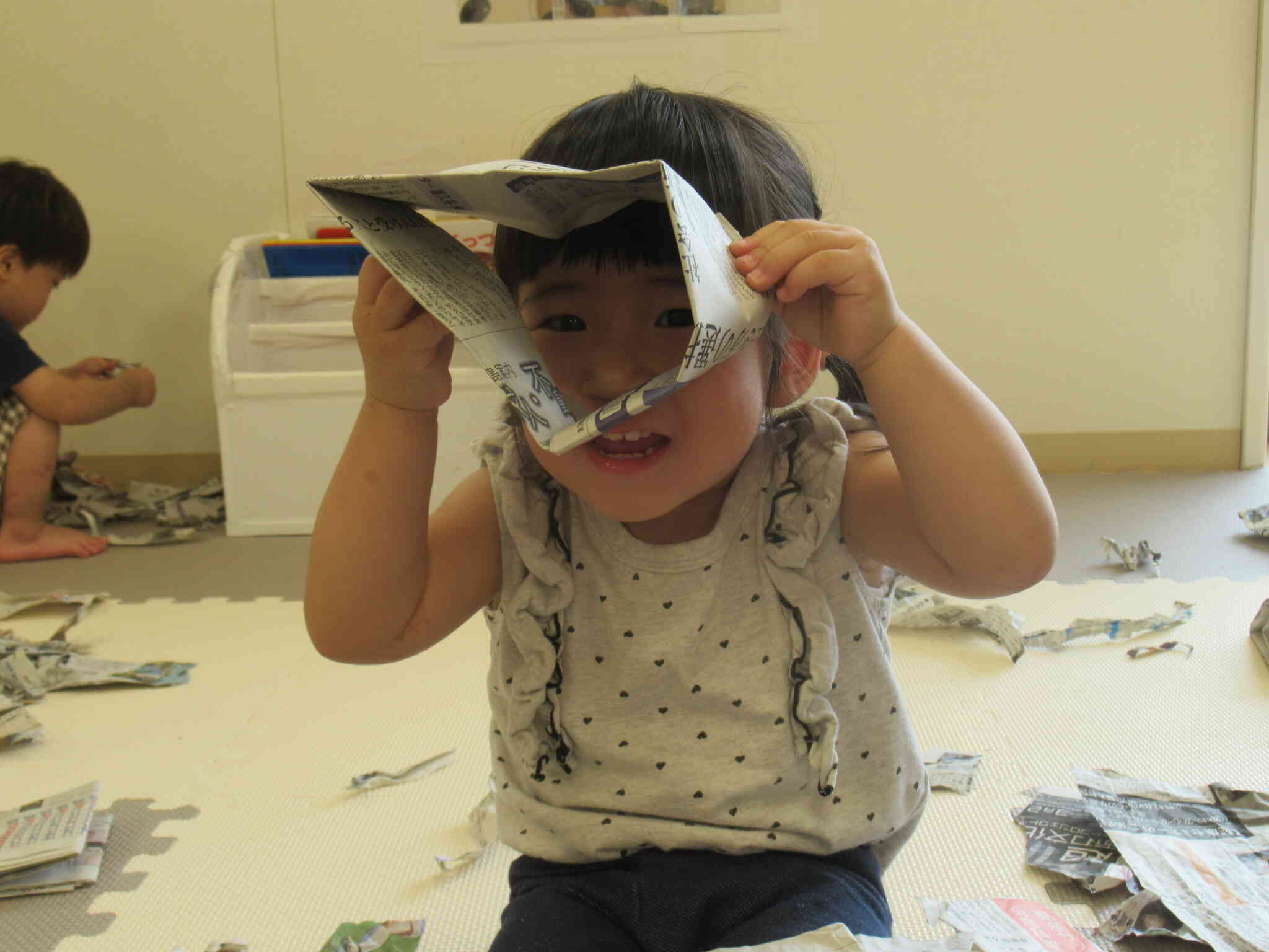 新聞遊びで楽しい事みーつけた！筒の中からひょっこりお顔が見えちゃった☆