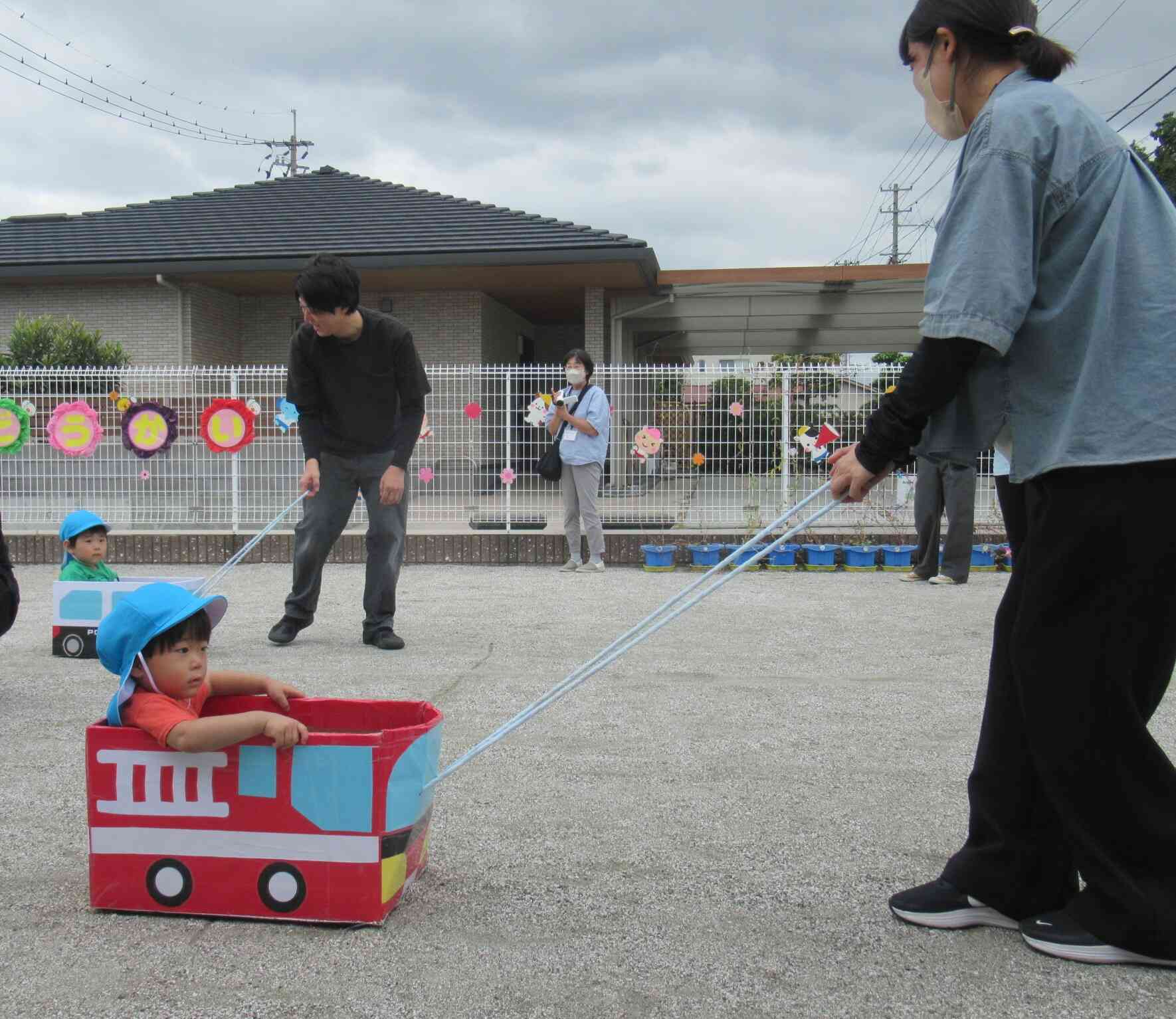何がでるかな？！はたらく車に乗ってレッツゴー！！