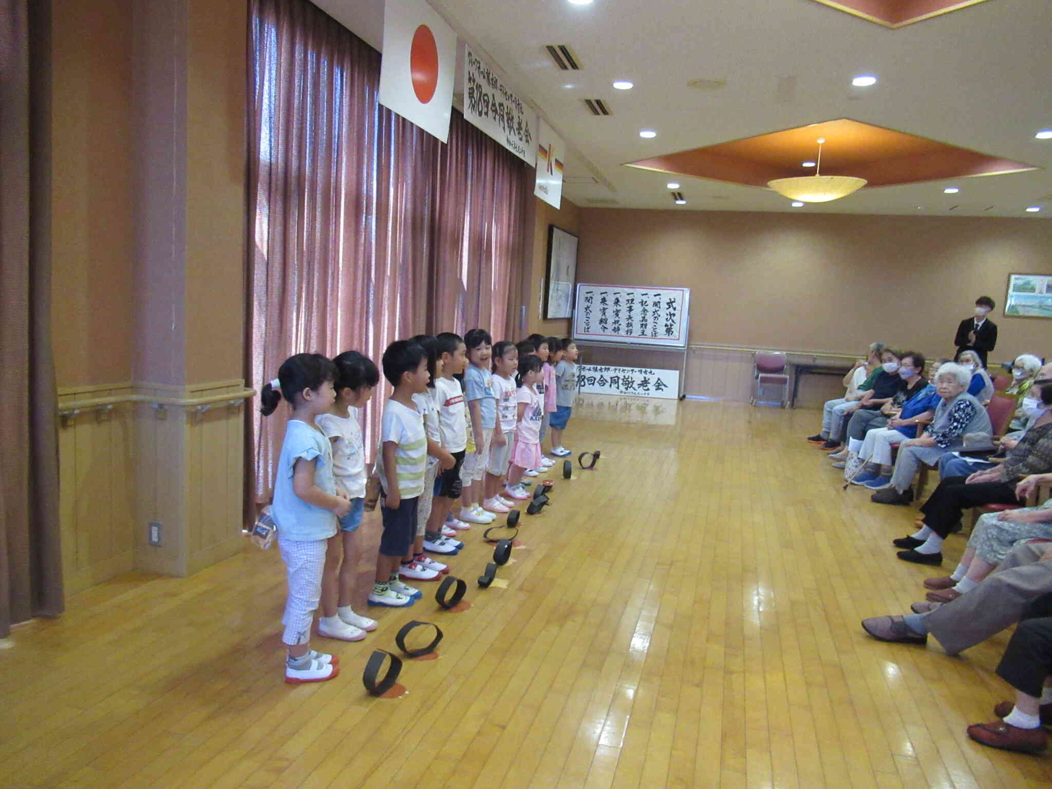 敬老会に行ってきたよ～きりんぐみ～｜ニチイキッズあいずみさかふじ保育園｜ニチイキッズ, image size:2048x1536