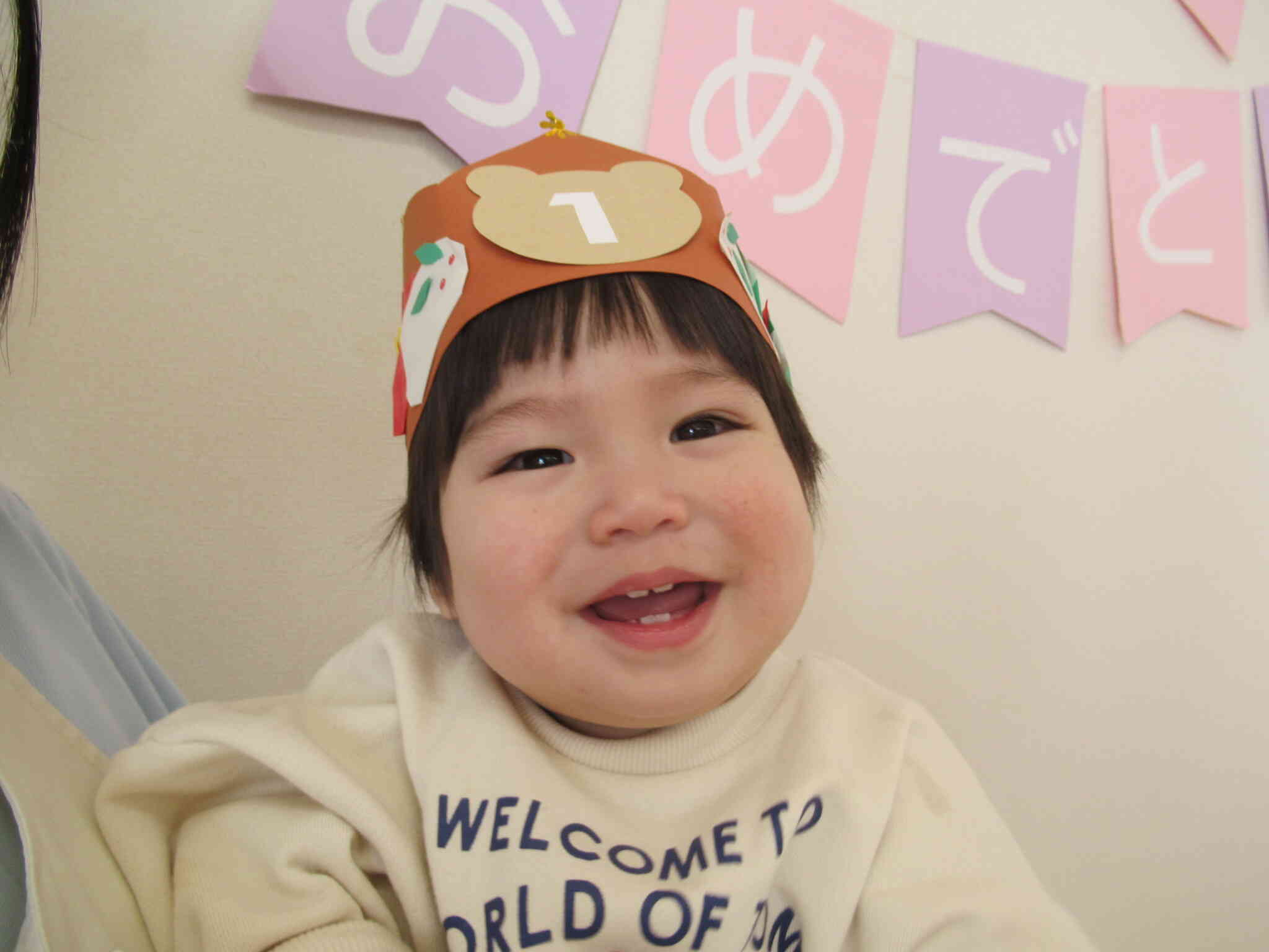 １月に入園したひよこぐみの☆☆☆くん。いないいないばぁ！が好きで笑いながら保育士とスキンシップの時間を楽しんでいます。布のボールを手に持って「ぽーん！」と遠くへ投げることができる☆☆☆くんは、すっかり園にも慣れ、保育士が話しかけるとにこっ♡ととってもかわいい笑顔を見せてくれるようになりました。いっぱい遊ぼうね！おめでとう！