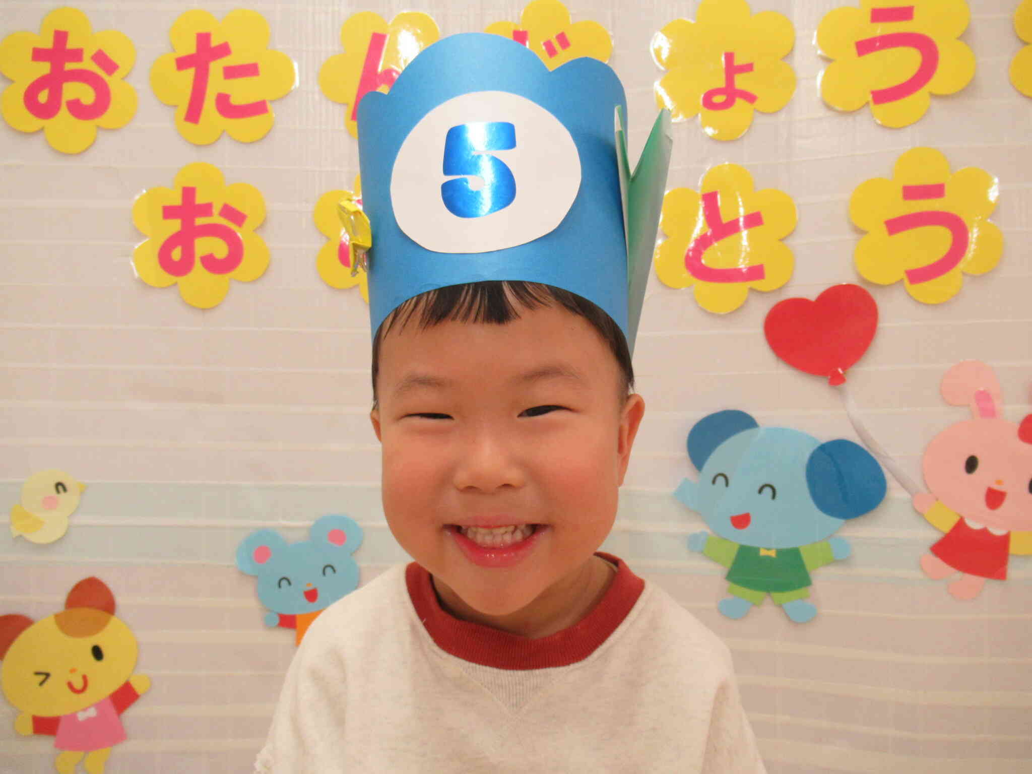 給食の時間にお箸を使って食べるのが嬉しい◎◎くん。とっても上手に食べられるようになりました。最近は小さなコーンをお箸でつかんで「コーンも食べれるよ！」と教えてくれました。発表会にむけて踊っているダンスを早速覚え「いち、に、さん、し♪」口ずさみながら手を横や上に♪みんなと踊ると楽しいね！おめでとう！