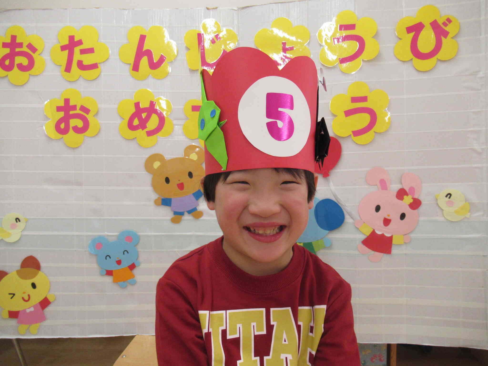 かばんのチャックが閉まらなかった時、手伝ってくれた友だちに「ありがとう。」と言っていました。そんな言葉をいつも友だちや保育士に自然と言える☆☆☆くん。園庭では三輪車が好きでこぐのがとってもはやいんです。待っている子をみつけると「あと３回したらかわってあげるね。」と声をかけてくれました。優しいところがいっぱいの☆☆☆くん。おめでとう！