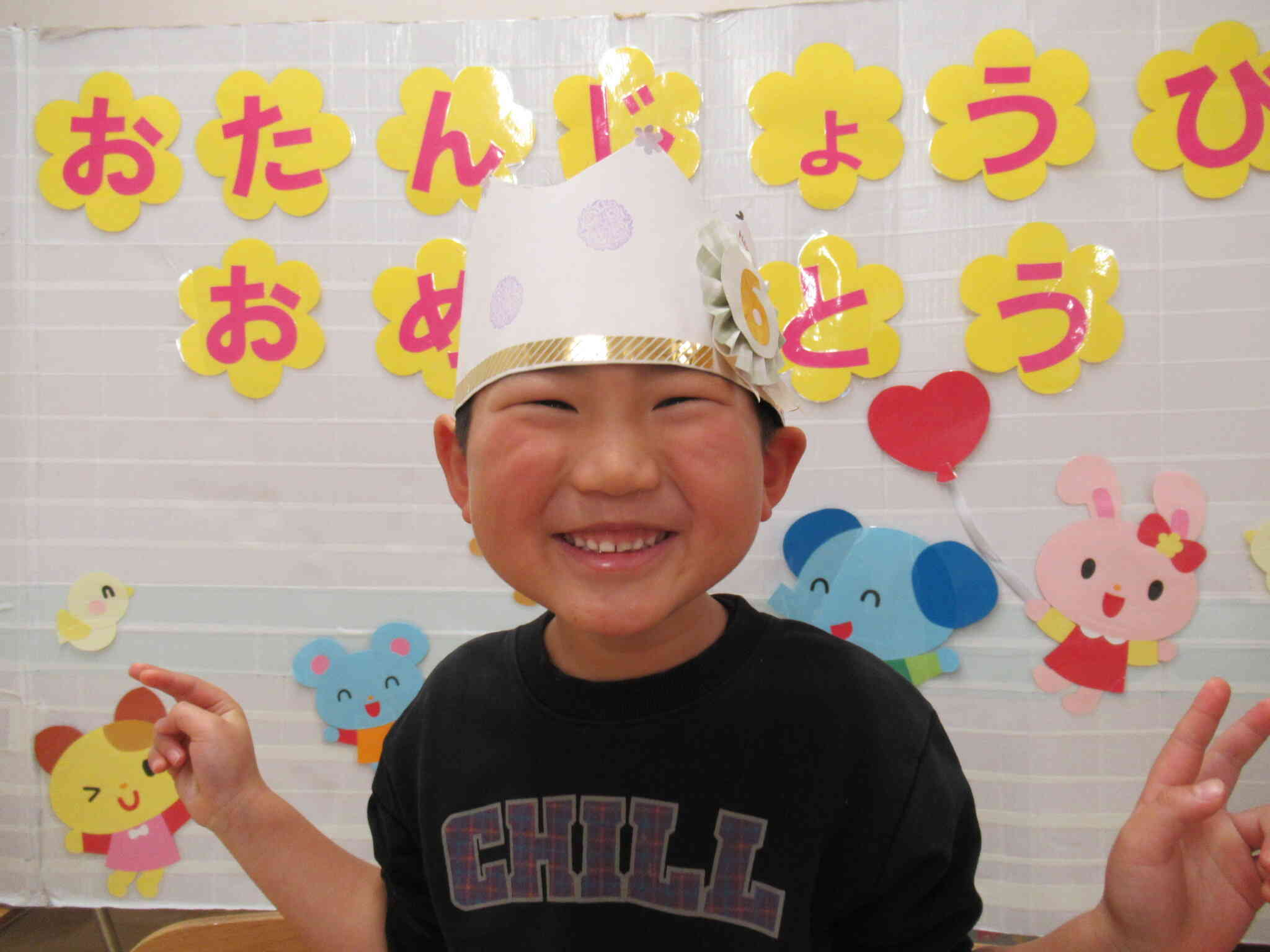 園庭では毎日のように縄跳びをしている◎◎◎くん。前跳びでは何回跳べるかを友だちと数え合っていました。最近は大繩跳びにも挑戦！足があたっても「もう１回する！」と言って何度もチャレンジ！数にも興味があって友だちに「何歳になった？」と聞くのがブームです！どっちが大きいのか、いろいろなものの数に興味があるんです！おめでとう！