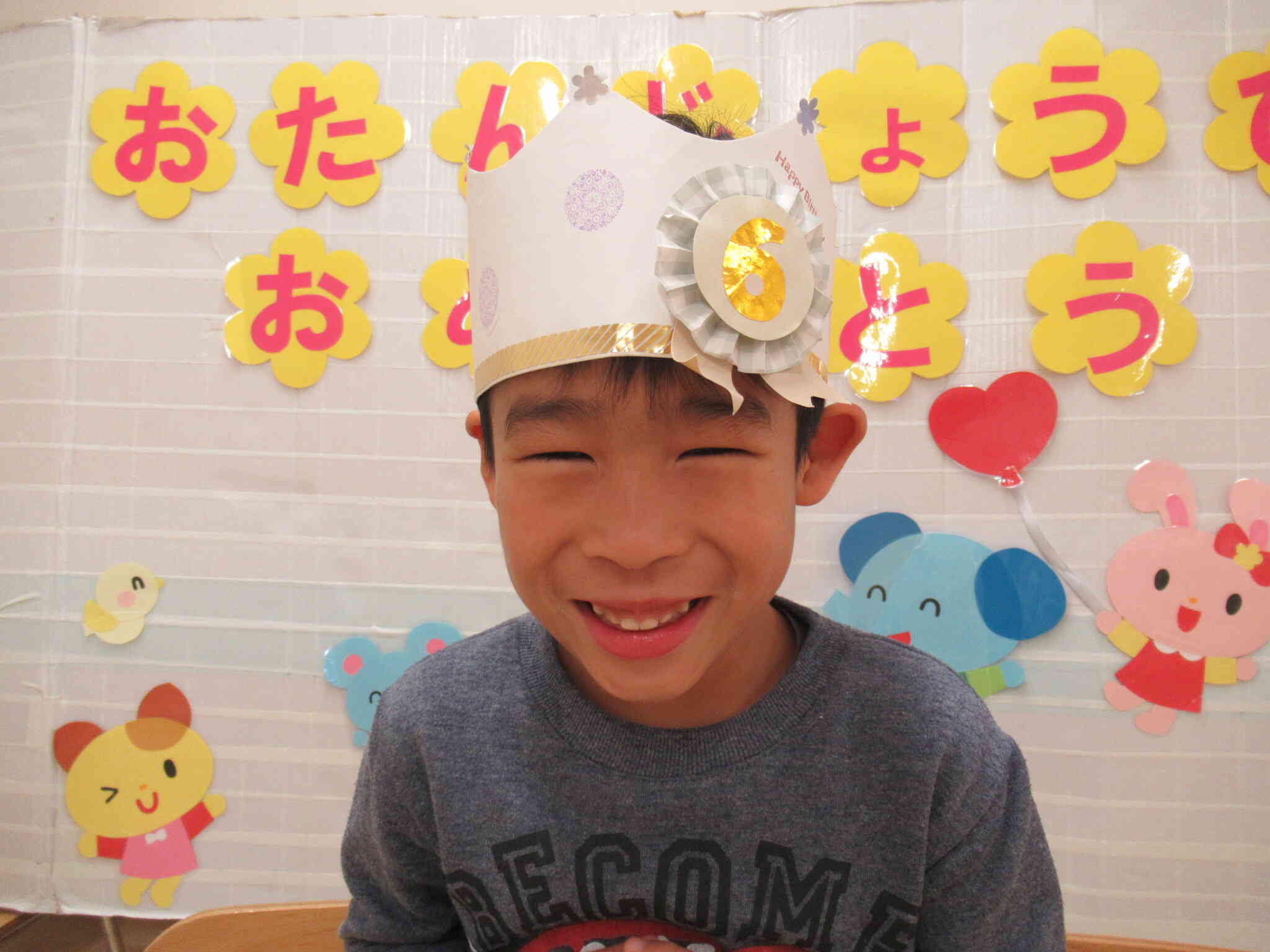 お正月遊びではけん玉のおもしろさを知ってすっかり夢中の♢♢くん。「みよってよー！」そう言いながらタイミングを合わせてそれっ！できた～！今度お家の人にも成功するところを見せてあげたい！とはりきって練習をしていました。きりんぐみではけん玉名人！と呼ばれることもあるんです♪「もうすぐお兄ちゃんと一緒の小学校に行くんよ。」４月からは小学生。これから楽しみなことがたくさんあるね！おめでとう！