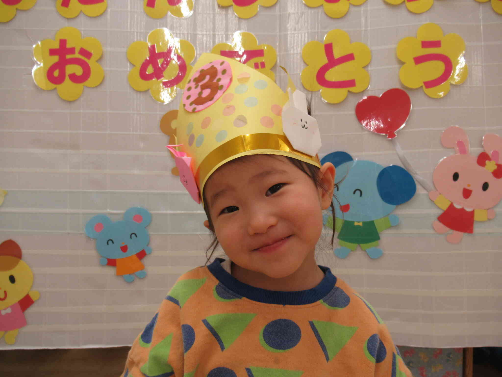 お人形さんのお洋服を脱がせて「どれにしようかな♡」と言いながらかわいいお洋服を選んであげた♡♡ちゃん。「〇〇せんせー！」と担任の先生の名前を呼んで一緒に砂遊び。ケーキを作ってみんなで歌い始めました。「ハッピーバースデーパパ♪」大好きなパパのためにケーキを作ってあげたんだね！とってもかわいい♡♡ちゃんです。おめでとう！
