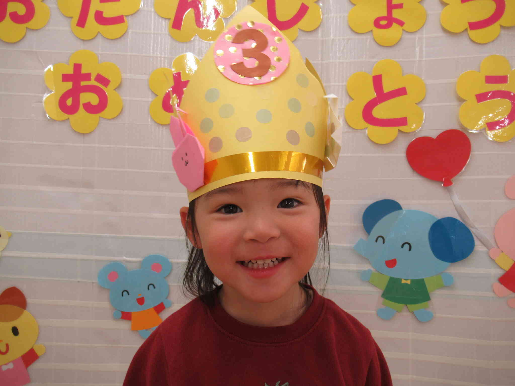 「せんせー！いくよ～。それっ！」園庭ではボール遊びが大好き。先生が投げてくれたボールを両手でキャッチできるようになりました！やったね♡お部屋ではみんなと一緒にダンスや歌を楽しんでいます。最近のお気に入りの歌は「カレンダーマーチ」ピアノに合わせて両手を動かしながらかわいい振りもばっちり♪おめでとう！