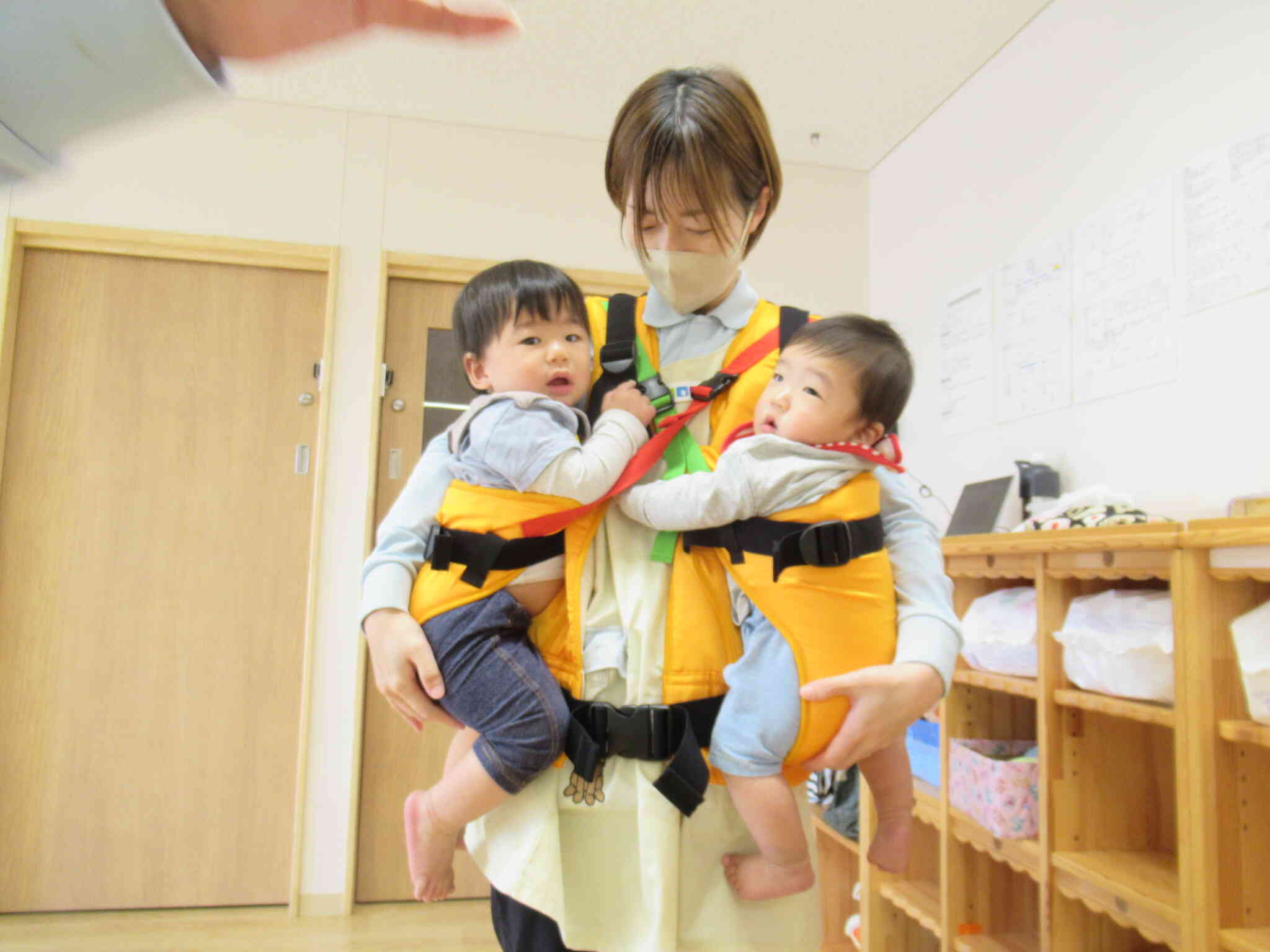 初めてキャリーで抱っこしてもらったよ！二人も同時に抱っこ！先生ってすごいなぁ～ちからもち！