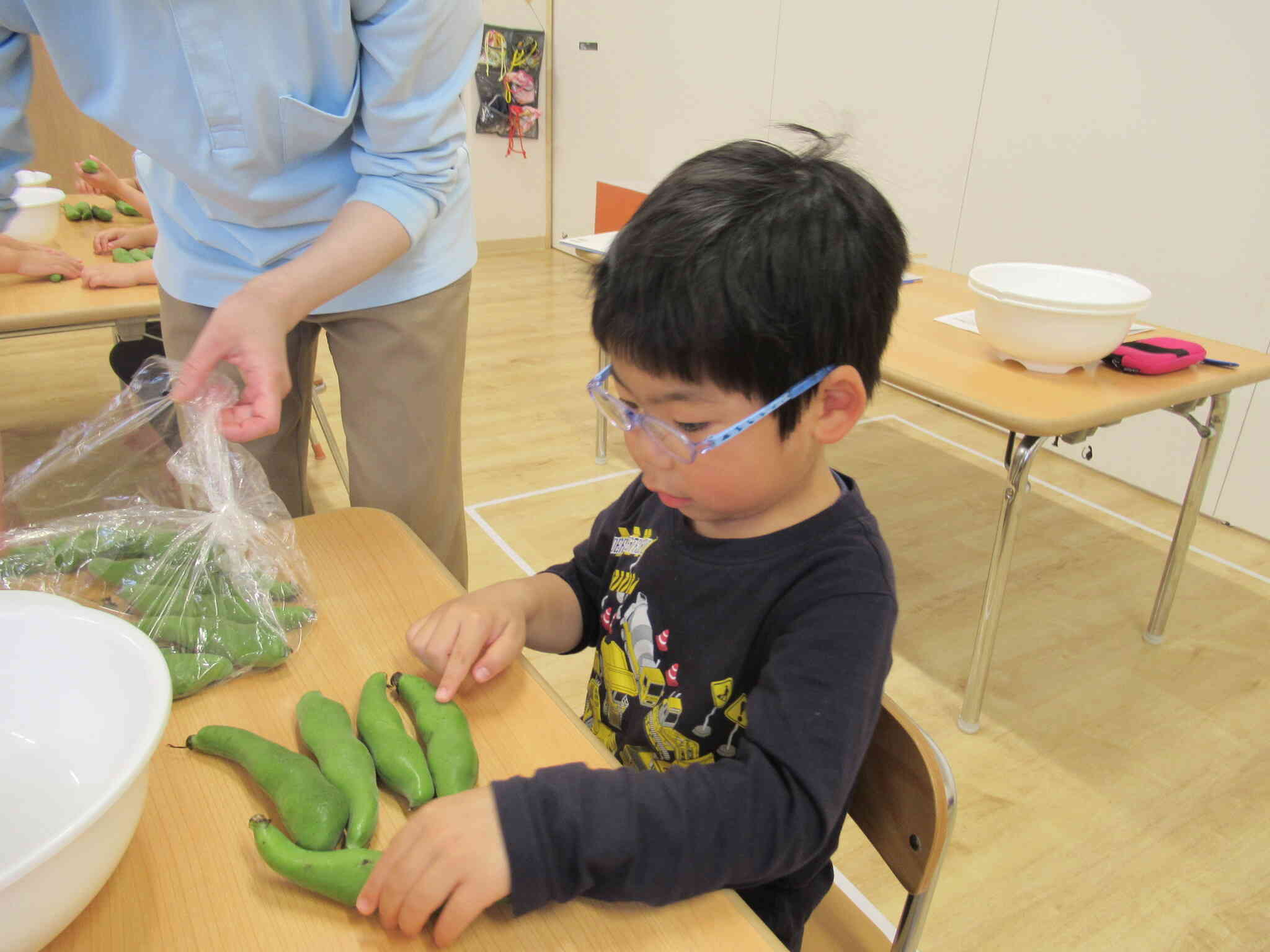 大きなお豆だね～！いっぱいある！並べてみようかな～。ぷくぷくしてるよ～。長さも全部違うし、触ったらちょっと冷たい！