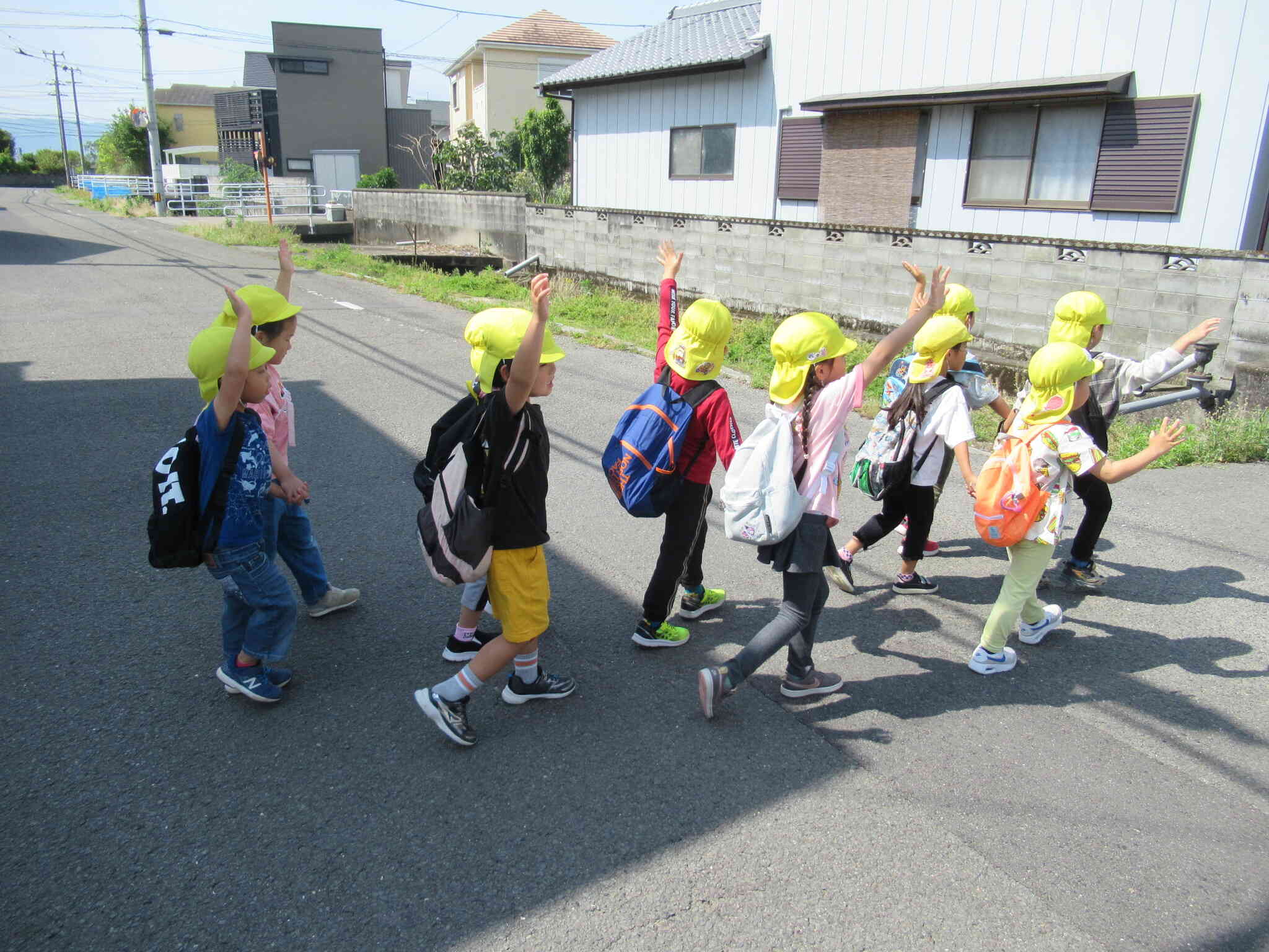 手をあげて・・・