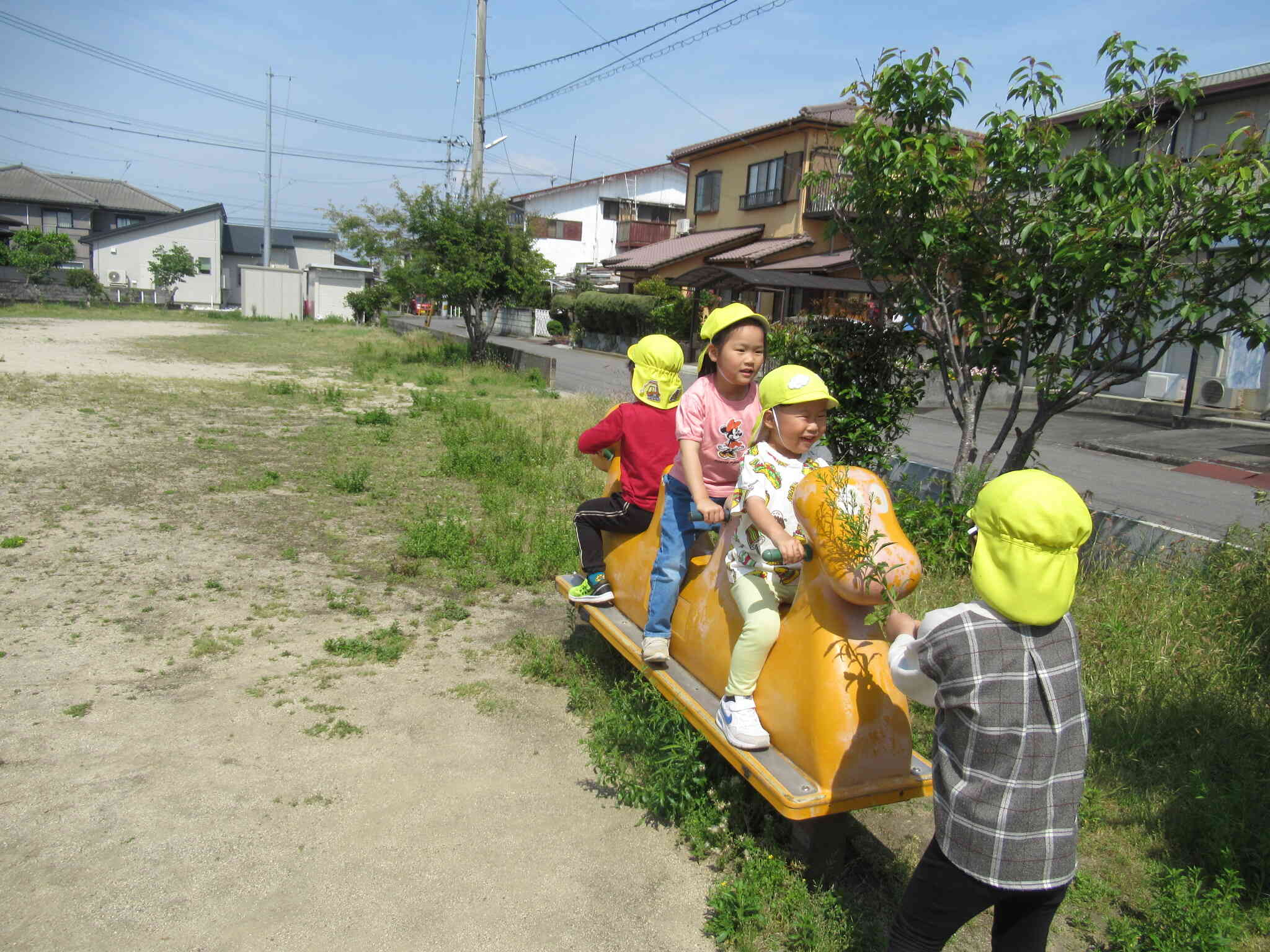 三角公園にはこんな遊具があるんだよ。仲良く交代し合ってあそべるんだよ。止まってから降りるってこともしっているよ。