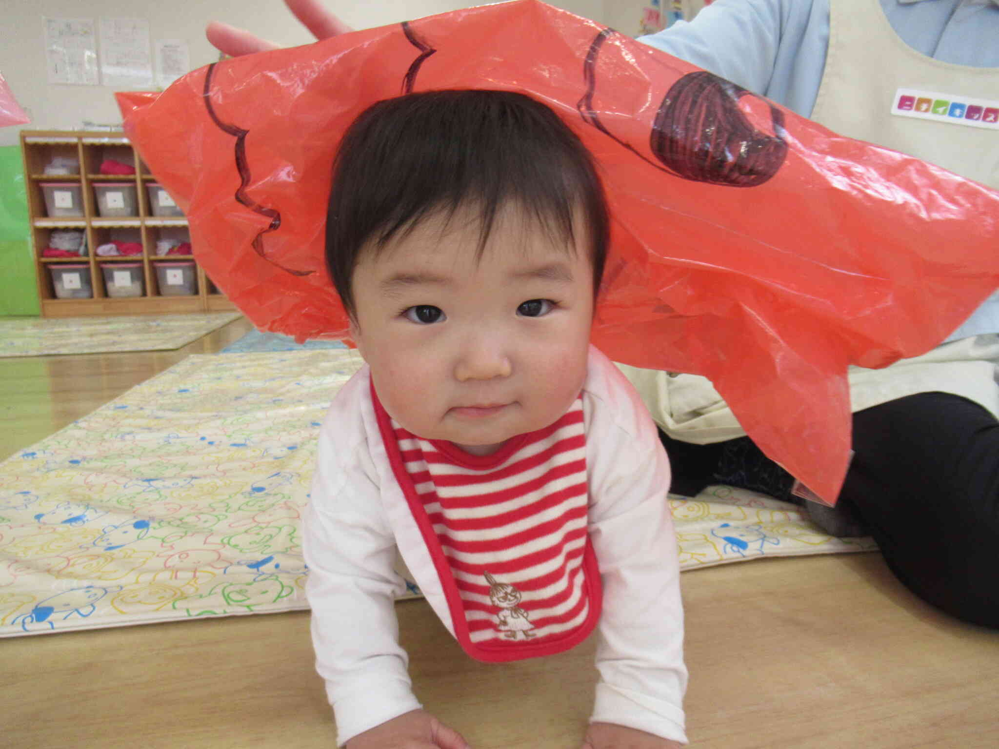 おおきなおさかなさんの風船だよ！ふわぁ～んよし！くぐってみたよ。ボクね、ハイハイがとっても大好きなんだ～。