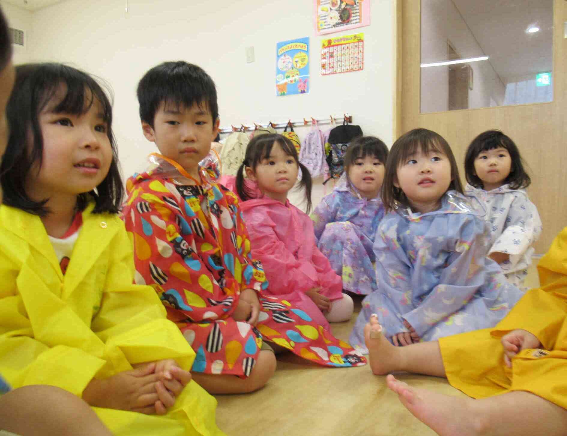 みんながカッパを着たら、お部屋に虹がかかったみたい！虹色のりす組さん！さぁ～おもいっきり楽しもう！