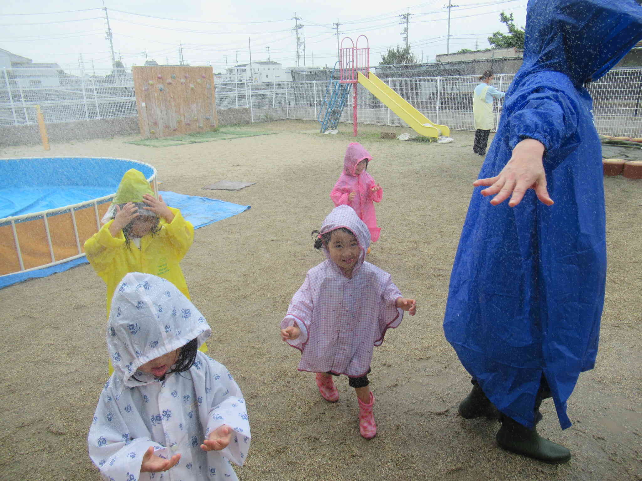 先生も素敵なカッパだね！濡れても平気？大きいね！先生のところにいたら、雨に濡れないよ！雨宿りしちゃおうかな！