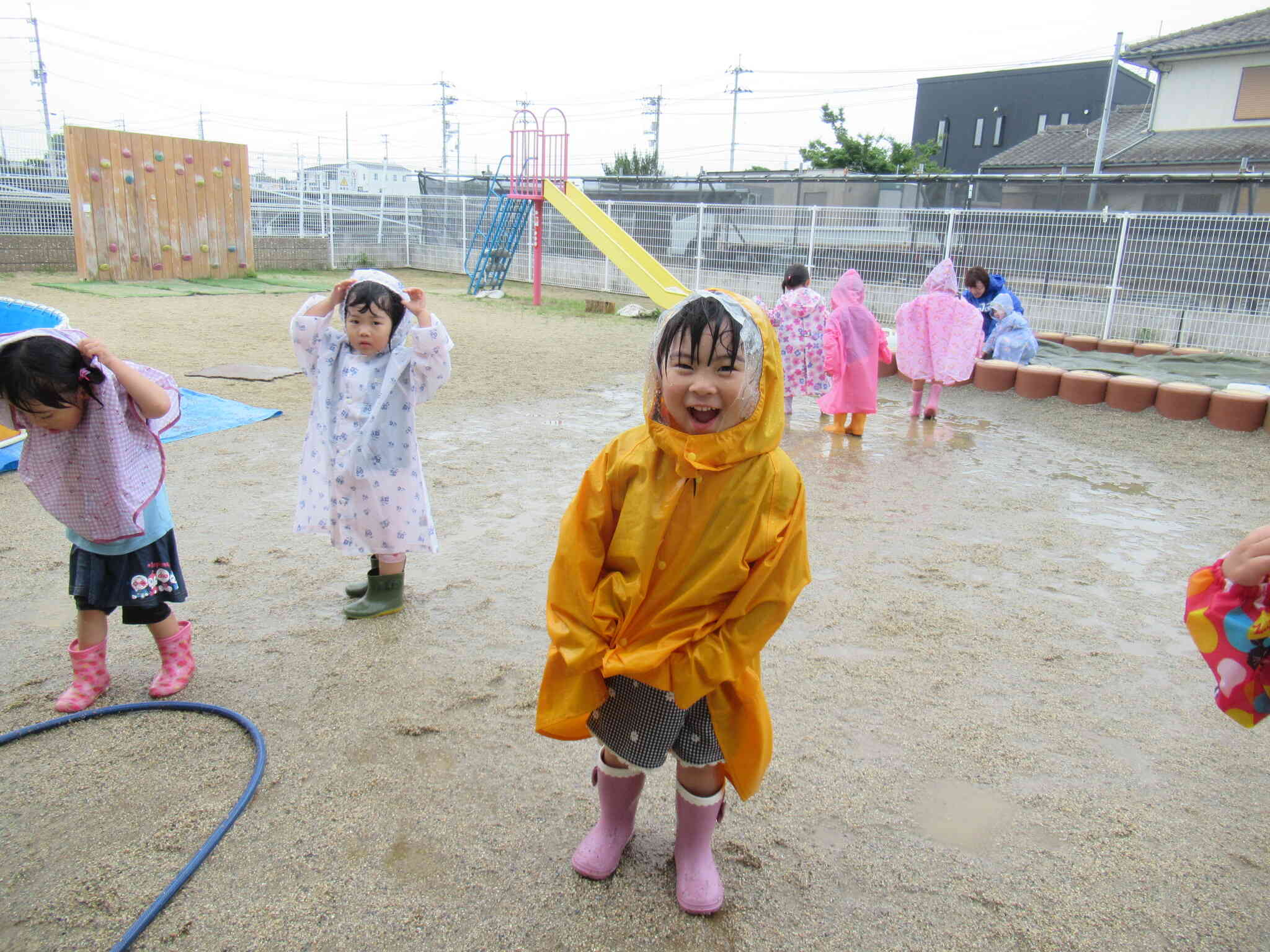 大雨だぁ～～～～～っ！もう私、ずぶ濡れよ！でもね！とっても楽しい！カッパの中までびしょ濡れだよ！