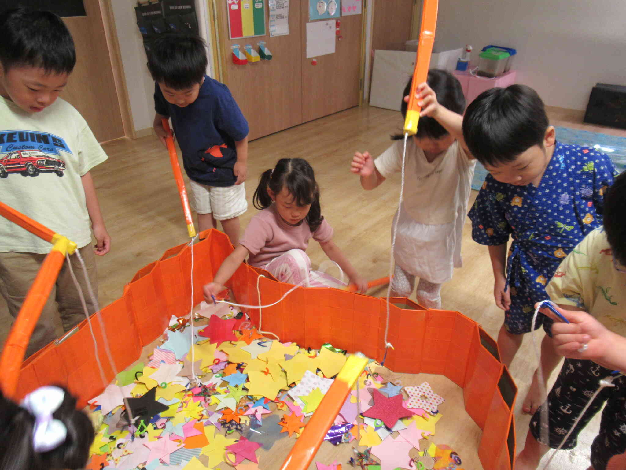星がいっぱい！天の川に来たみたいだね！よ～し、みんなで星を釣ってみよう！