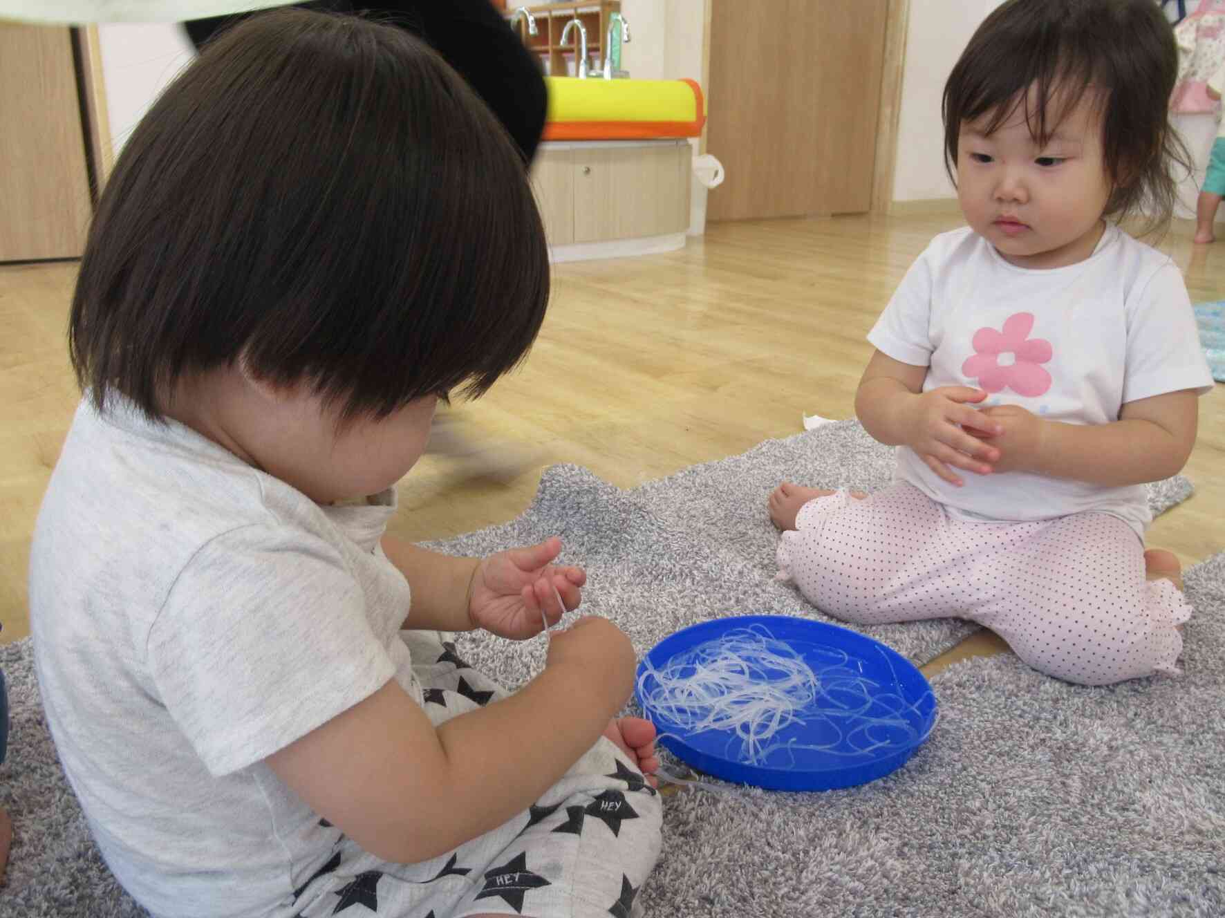 ず～っと見つめているお友だち。触ってみたいな、でもなんだかちょっとドキドキする…。ひとまず、近くで観察してみよう！