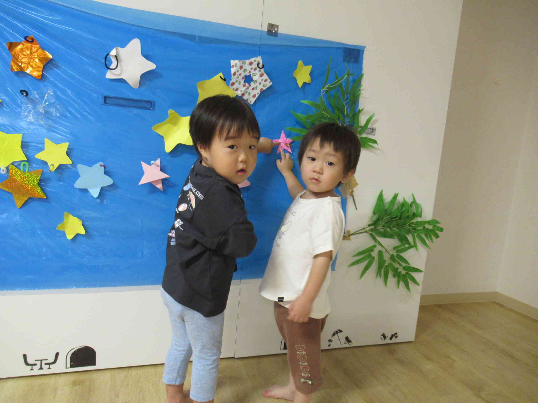 ねぇ、みてみて！これね、ぼくのお星さまだよ！こっちはだれのお星さまかなぁ？きれいだね！