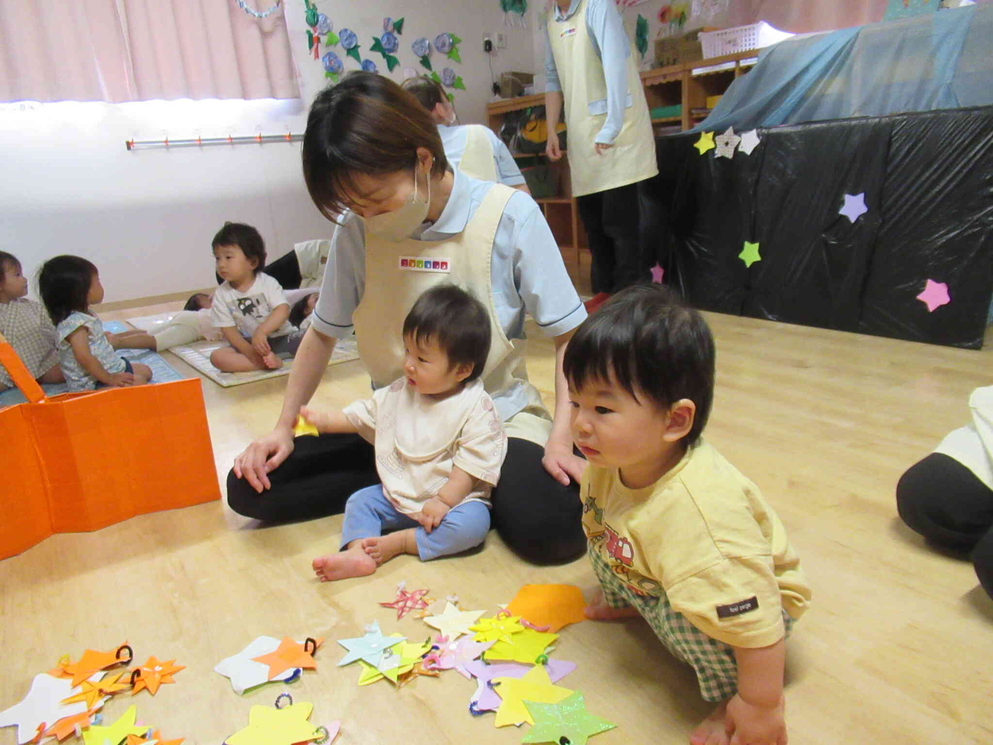 ひよこ組（0歳児）さんも、お星さまをみてとってもうれしそう。中に入っていいよ！星の中！泳いじゃおうか？天の川！