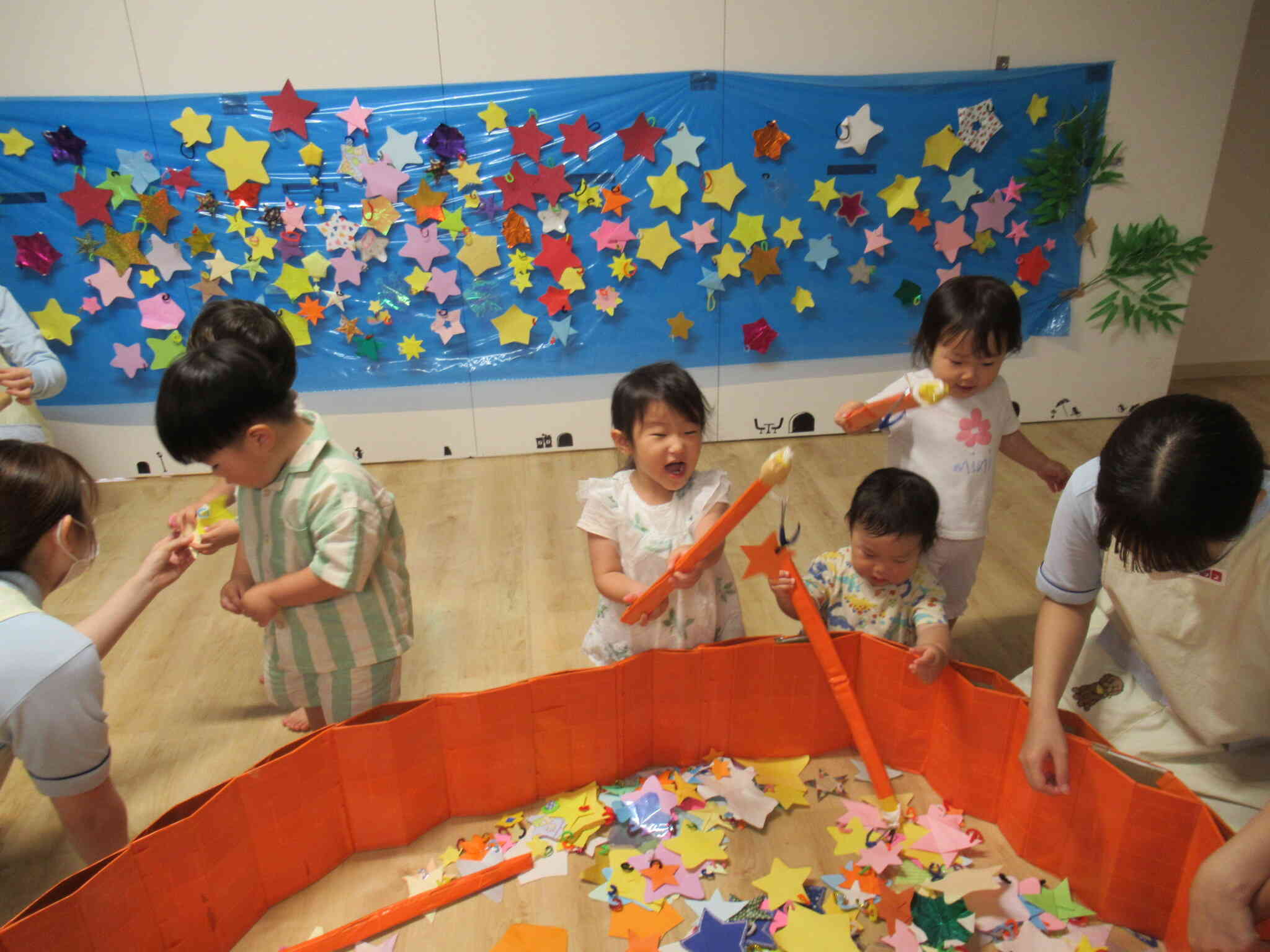 あひる組（1歳児）さんもたくさんのお星さまを見て、大喜び！天の川のトンネルでひたすら遊んだ後は、のんびり星釣り！
