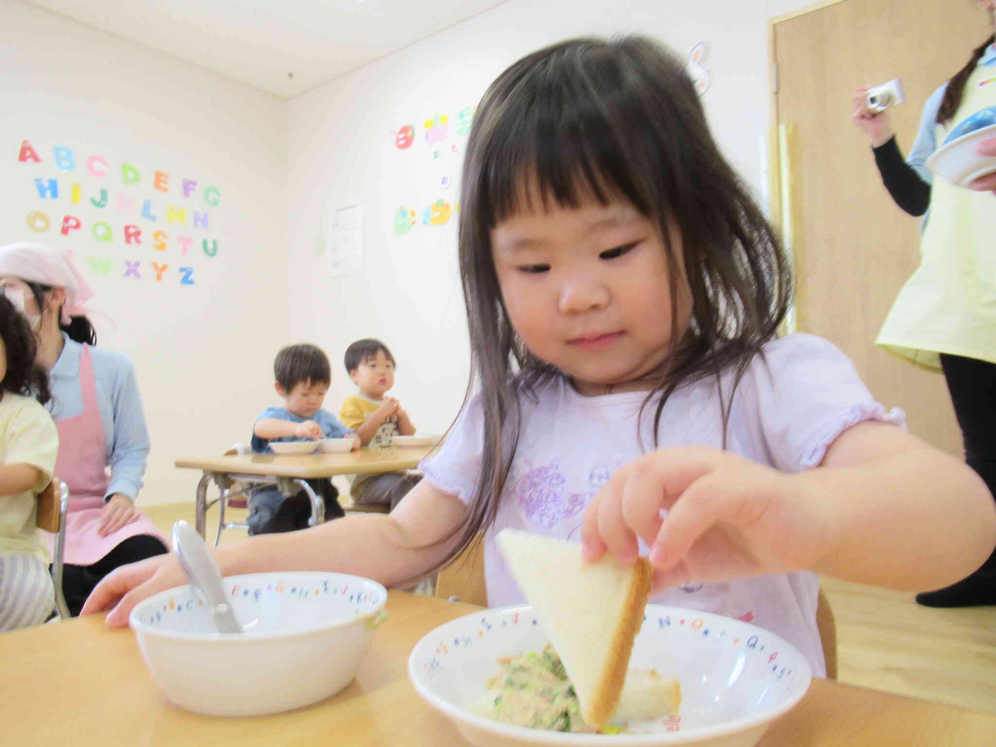 食パンに具材をのせていくよ！