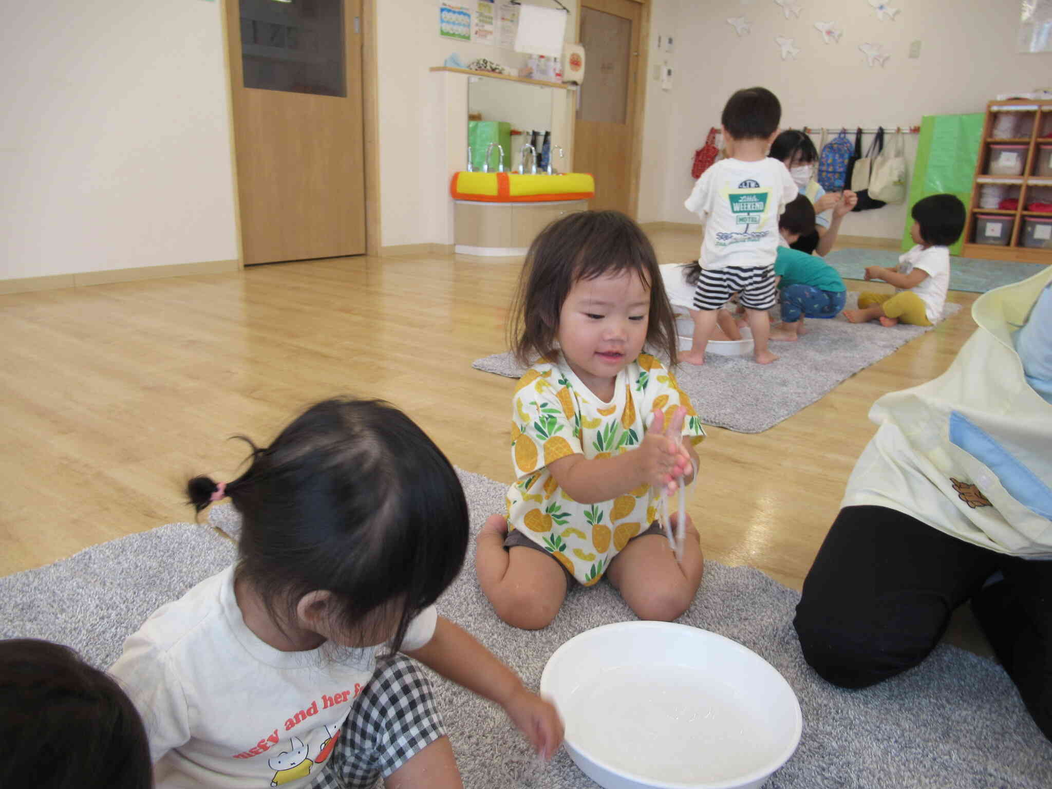 お水の中で手をぐるぐるしてみるとね、おててにはるさめがいっぱいくっついちゃった！これ、どうやったらとれるの？