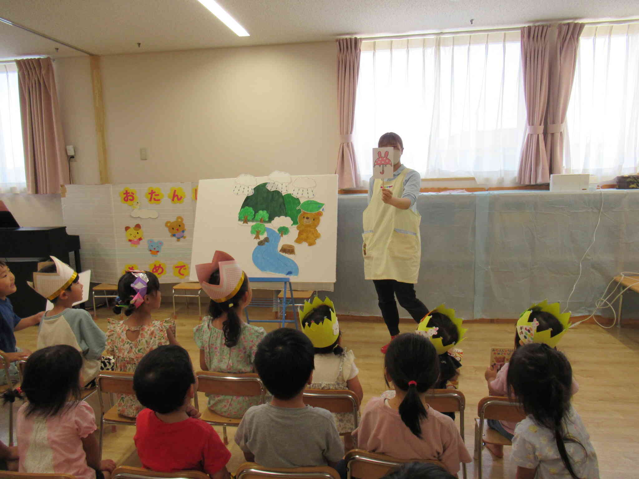 大きいクラスのおともだちは『あめふりくまのこ』のパネルシアター、そして『だれの傘かな？みんなであてっこクイズ』のペープサートを楽しみました。