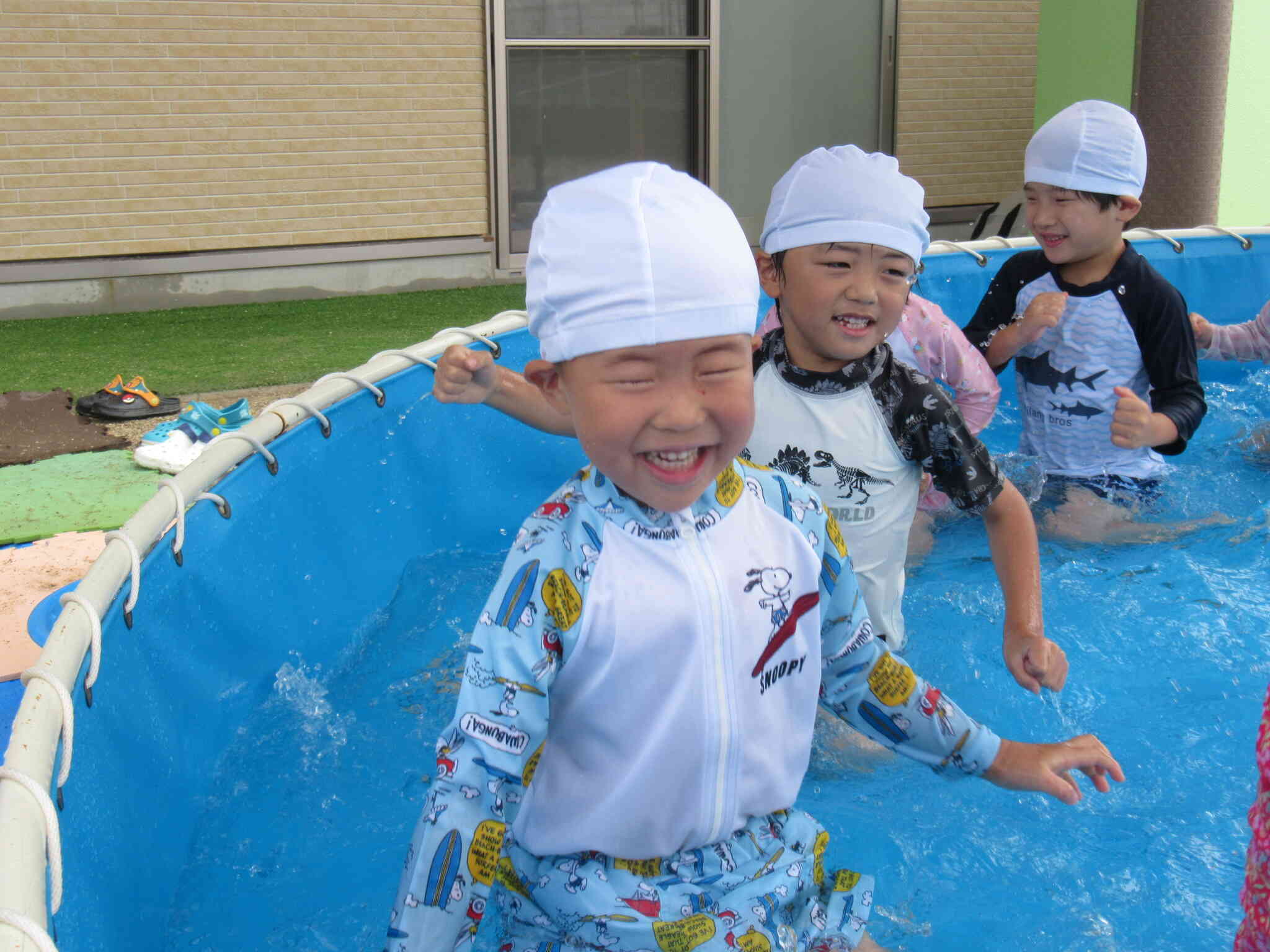 プールだぁ～～～いすきっ！みんなで流れるプールを作るよ！１．２．１．２・・・す～～いすいっ！流れにのって気持ちいい！