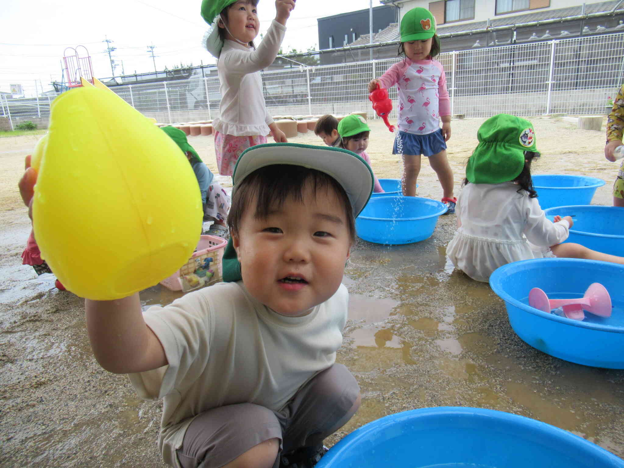 お水がいっぱいだね～！ジョウロがお気に入り！お水をいっぱい入れたよ！