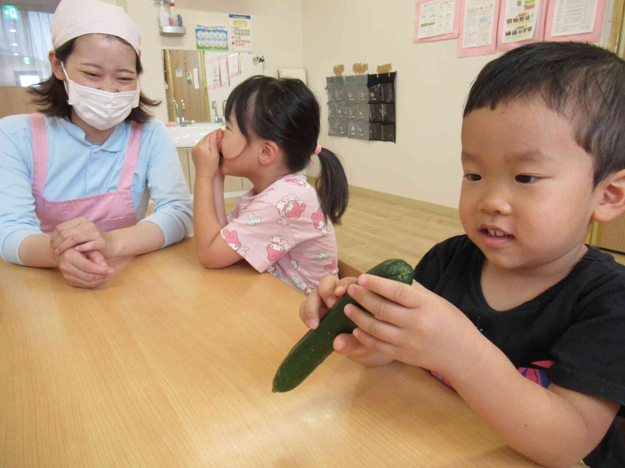「きゅうりのにおいがした！」と先生やお友だちと楽しく観察しました！