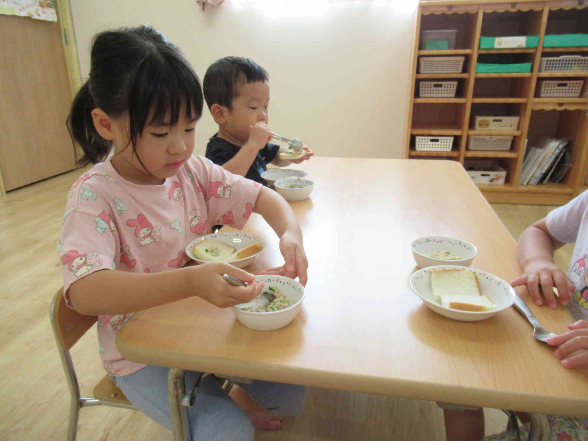 食パンに具材をのせていくよ☆
