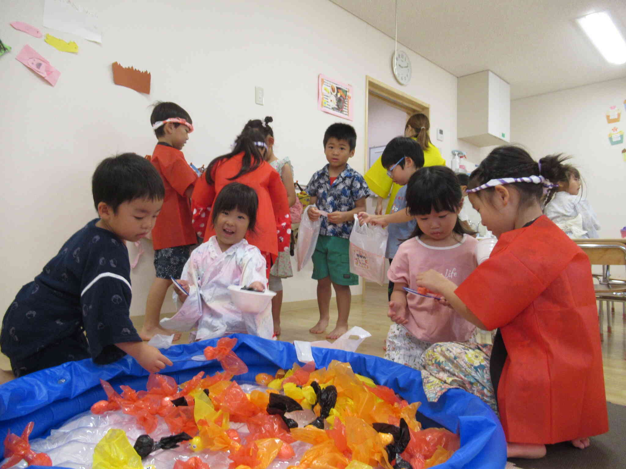 金魚すくいにもチャレンジ☆「そっとね～♡」「すくえた～！！」楽しい笑い声でたくさんあふれていました。