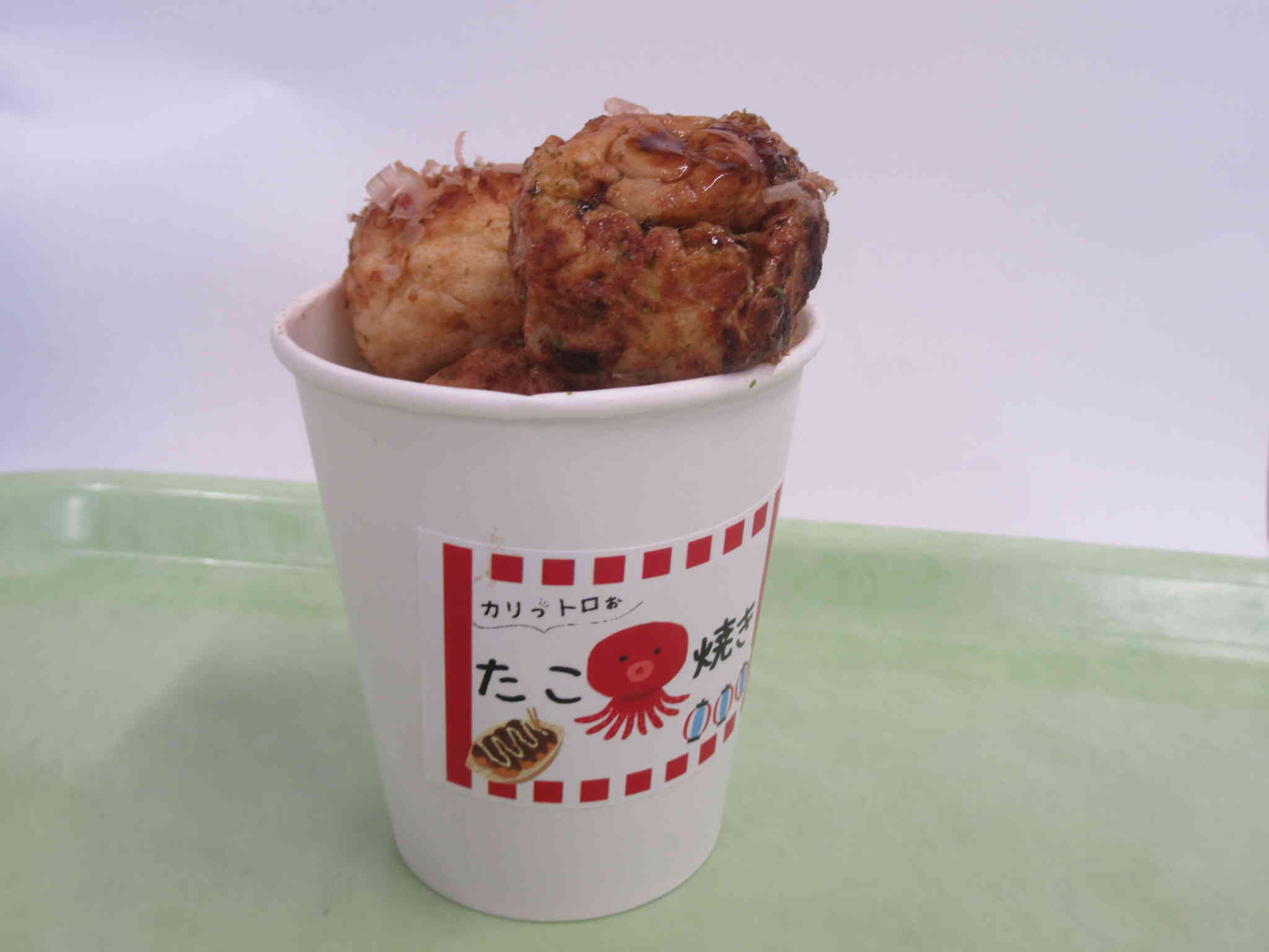 これがさかふじ特製のスペシャルたこ焼き！と～～ってもおいしいと評判のたこ焼きだよ～♪