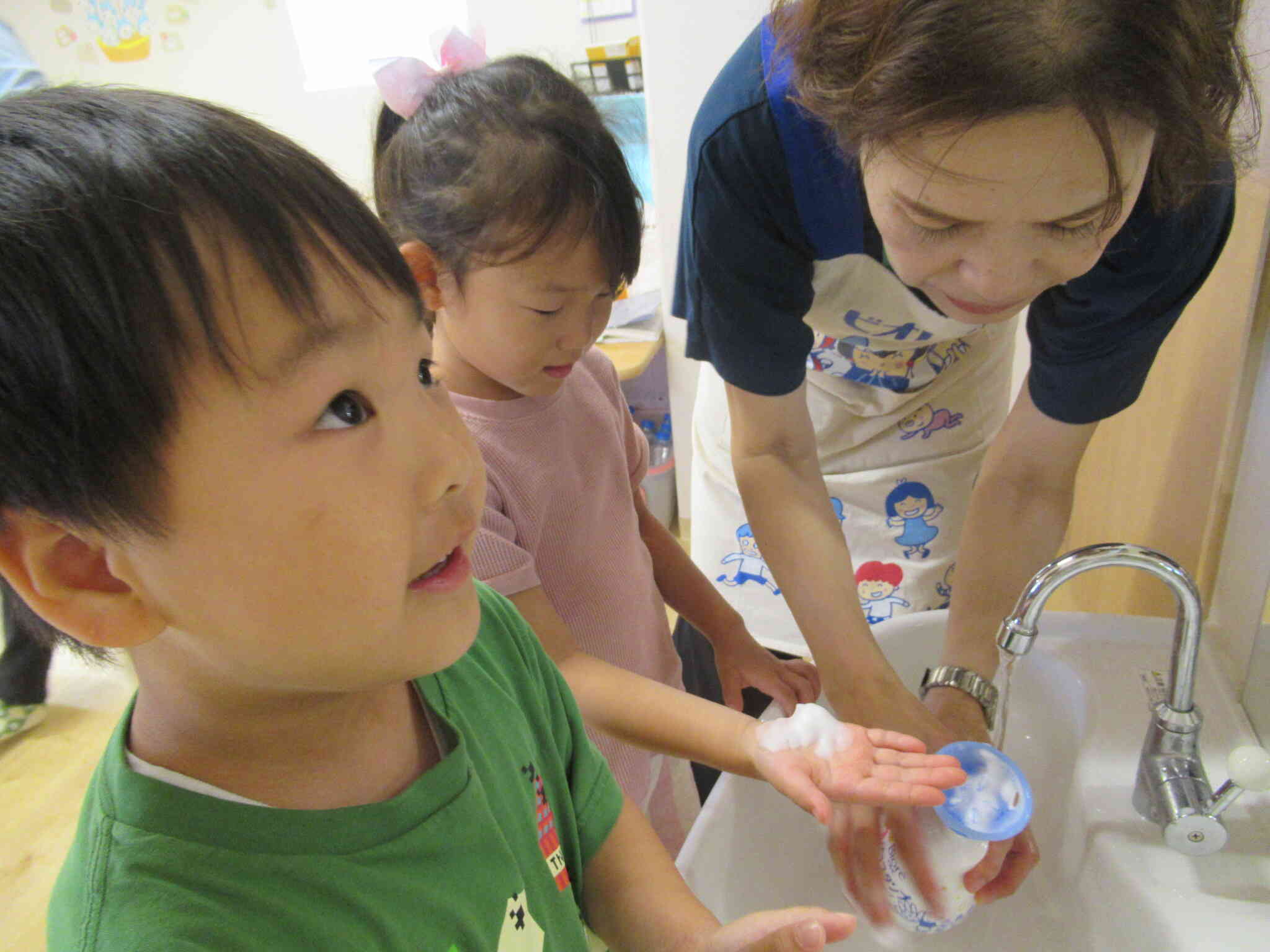 手洗い教室の後、小さいクラスのお友だちにも教えてくれました。みんなでピカピカになった手で美味しく食べてバイ菌バイバイ★元気に過ごそうね！