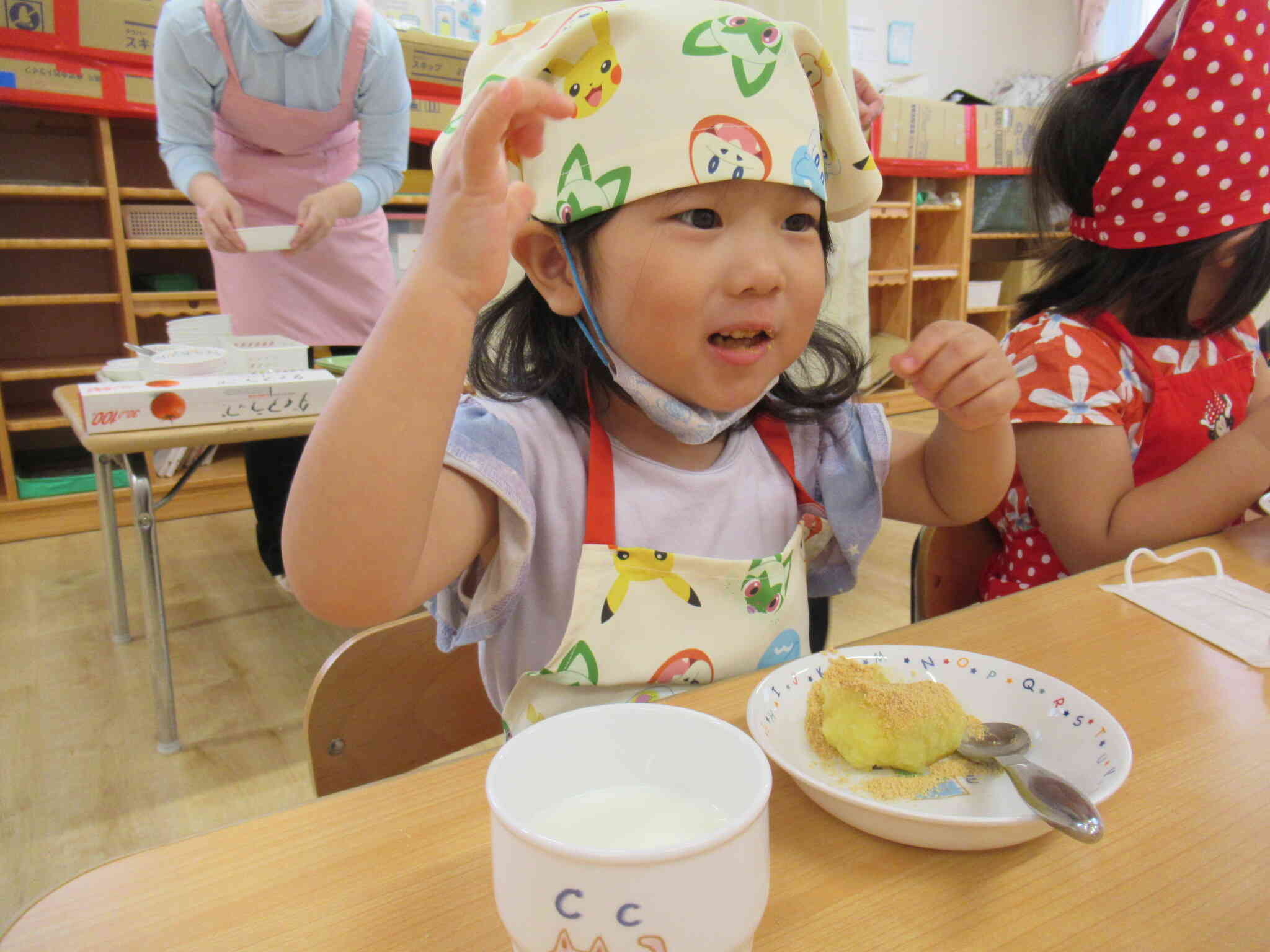 「わたしのお団子できた！いただきま～す！」それぞれ個性が溢れるお団子が出来ました。