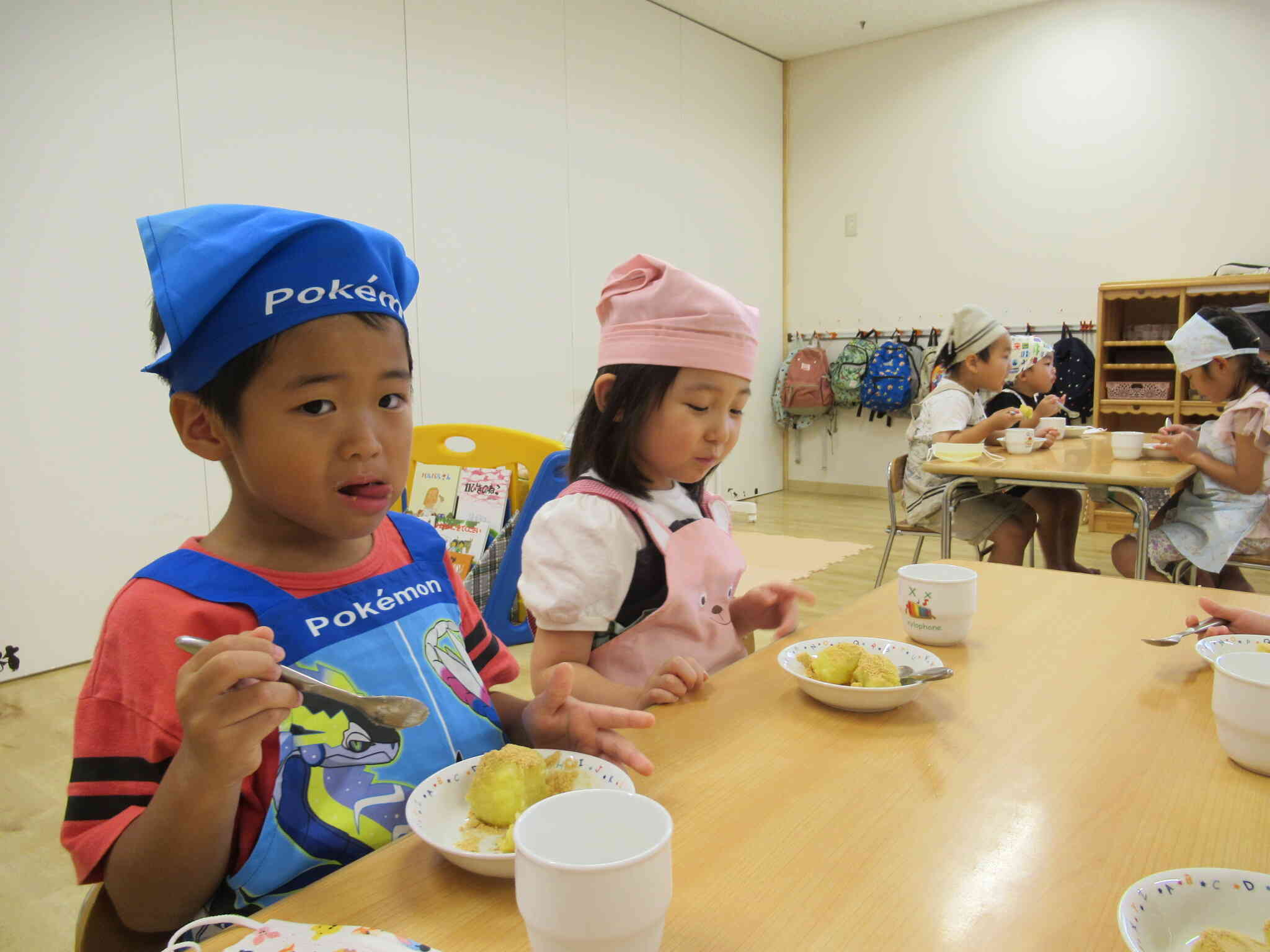 お口についたきな粉をぺろり。自分で作ったお団子のお味は？
