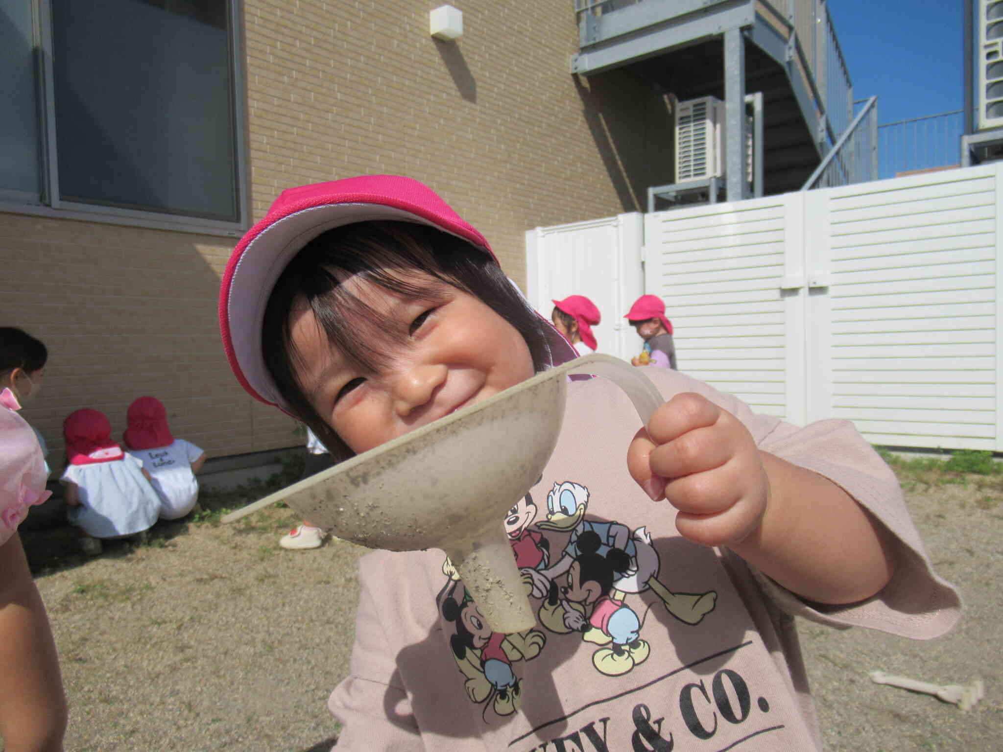 お外遊びだぁ～いすきっ！あひる組さん。ここにお砂を入れるとね、ざぁ～～～ってこぼれるんだよ～それが楽しいぃ～っ！何回もやっちゃうよ！