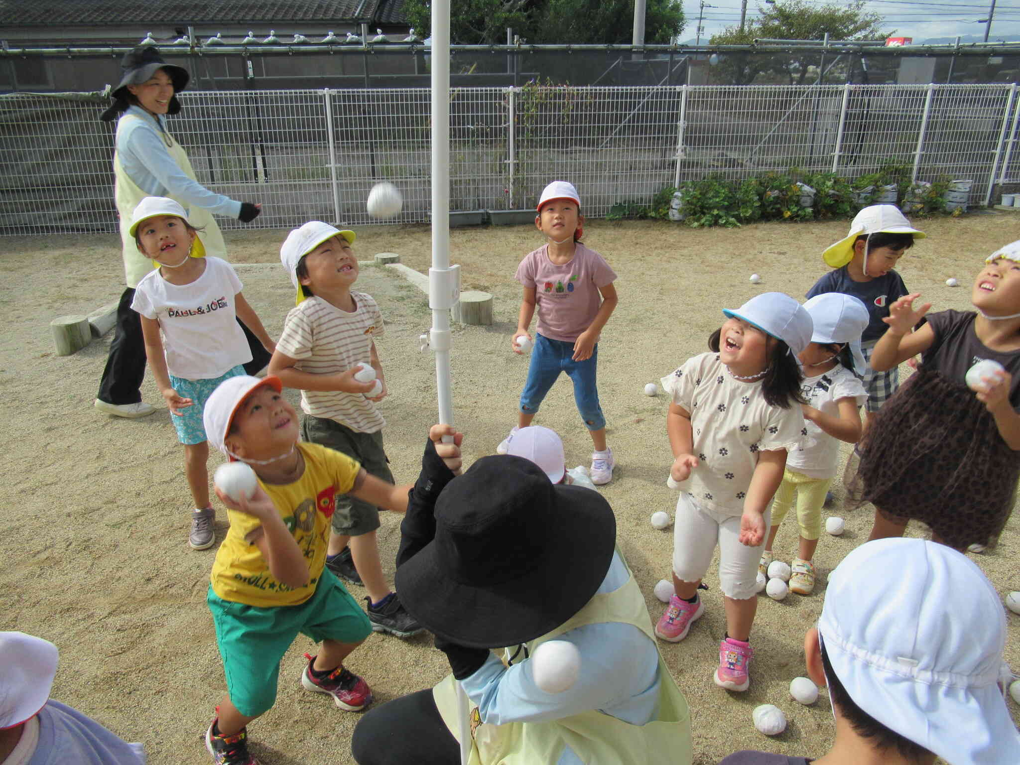 たまいれ～～っ！楽しいなぁ~~っ！青い空の下、みんなでおもいっきり玉入れを楽しみました。