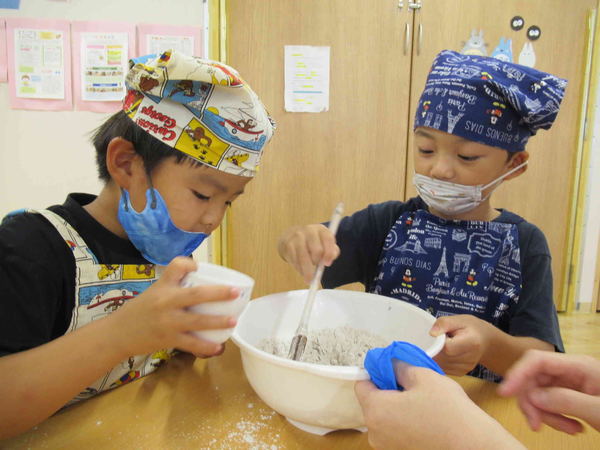 クッキング大好き、きりん組さん!みんなで世界にひとつだけのパンを作ったよ!粉をこねて、丸めて、おいしいパンなぁ~れっ!