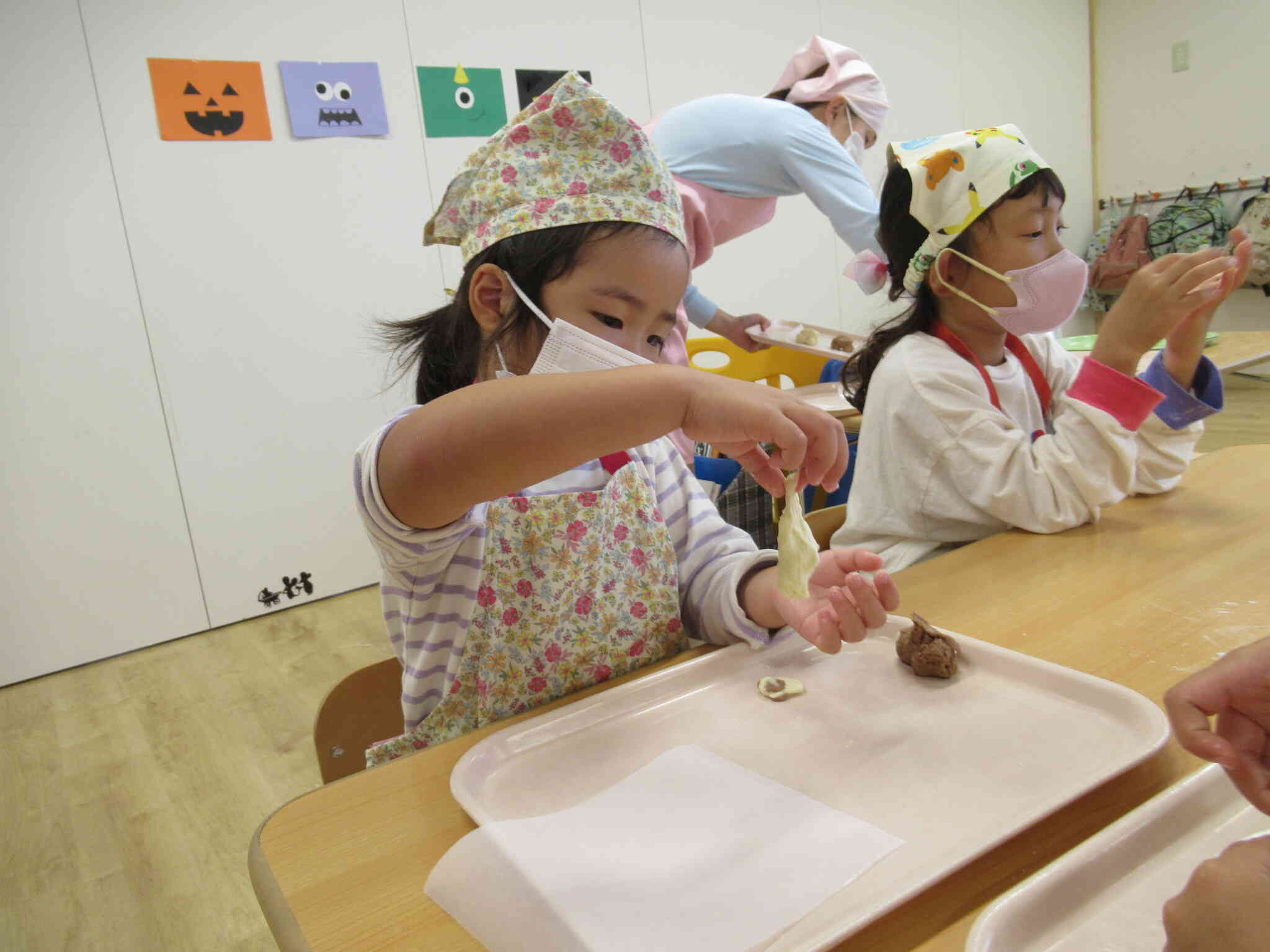「ビヨ~ン!」と生地がのびる様子がおもしろかったね♪上手に成形していました!