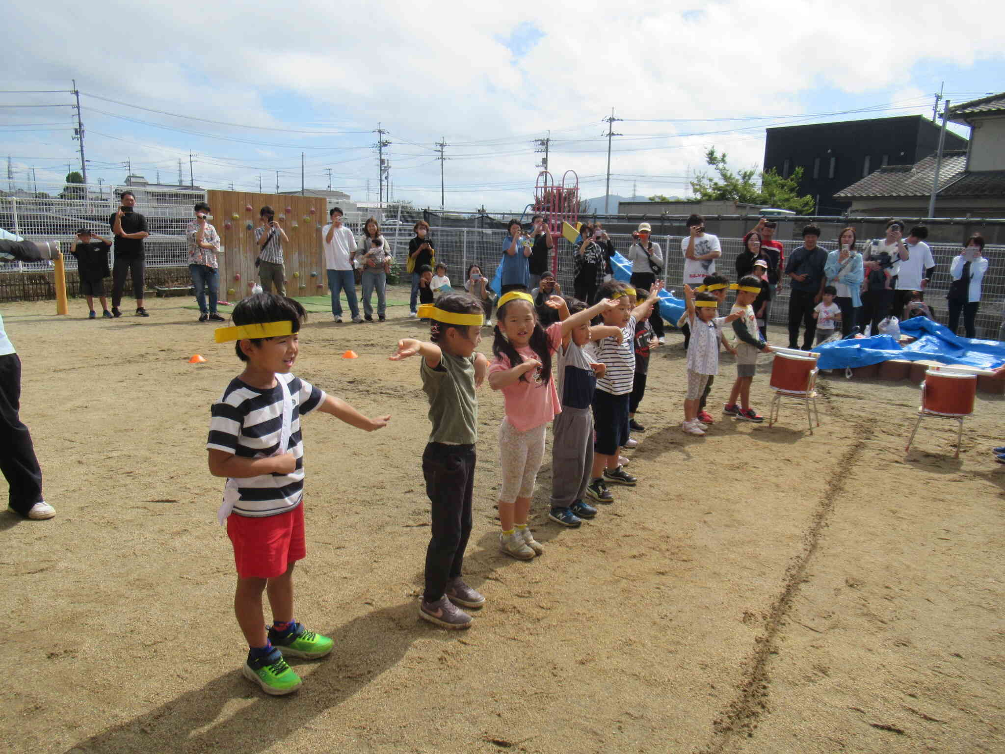 リレー前に応援合戦！お互いのチームの健闘を祈ります！「あかチームがんばれ～！！」