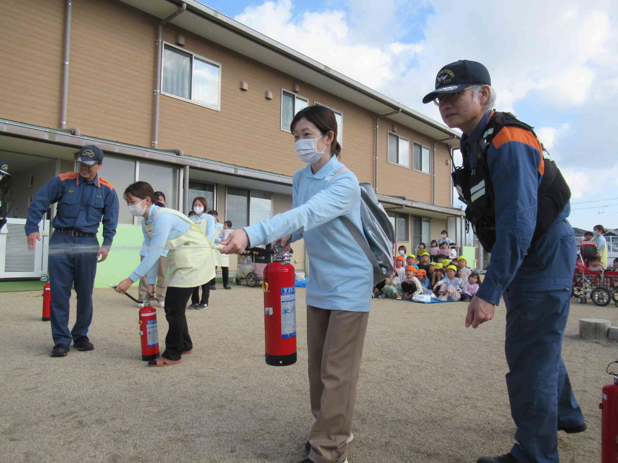 先生たちも火事に備え、初期消火の練習をしました。みんなが応援してくれました！