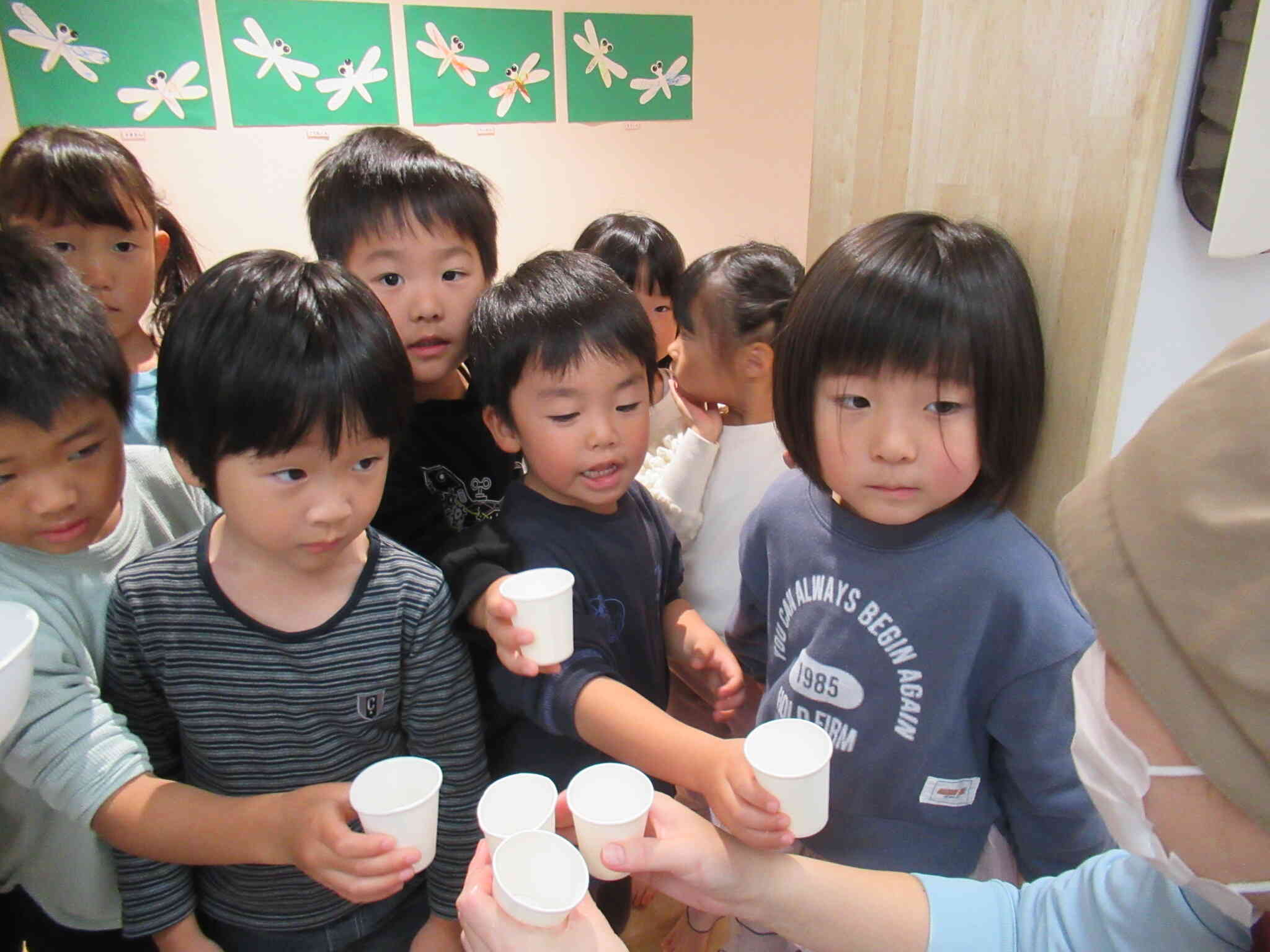 給食室に玄米を届けにきたよ♪