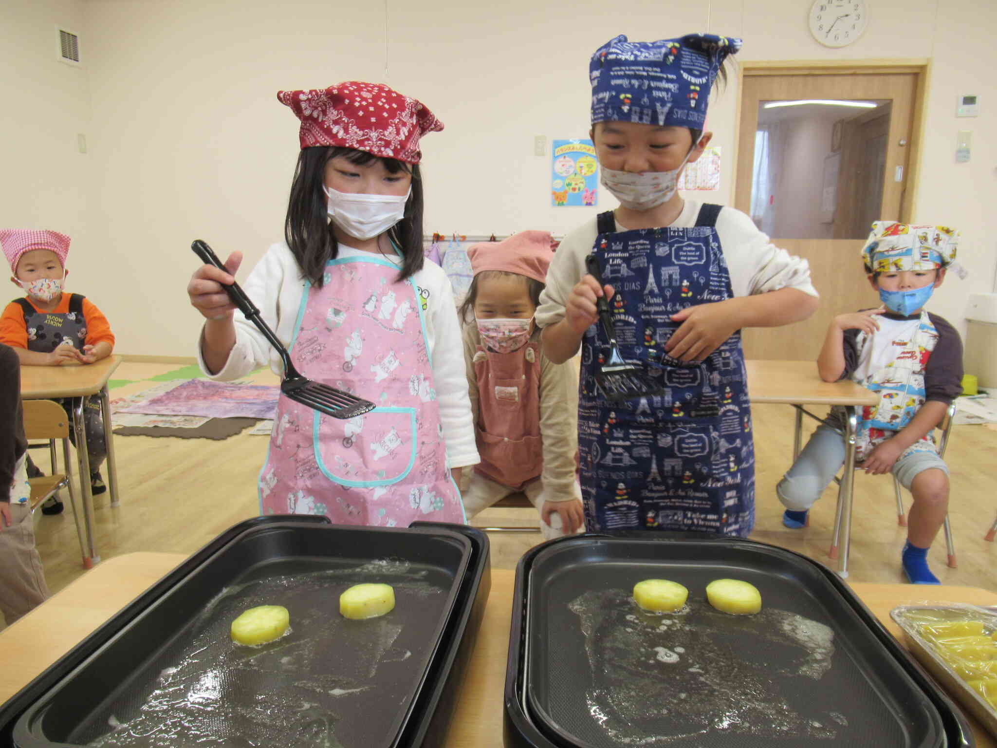 ホットプレートにバターをひいて、さつま芋を焼こう！！