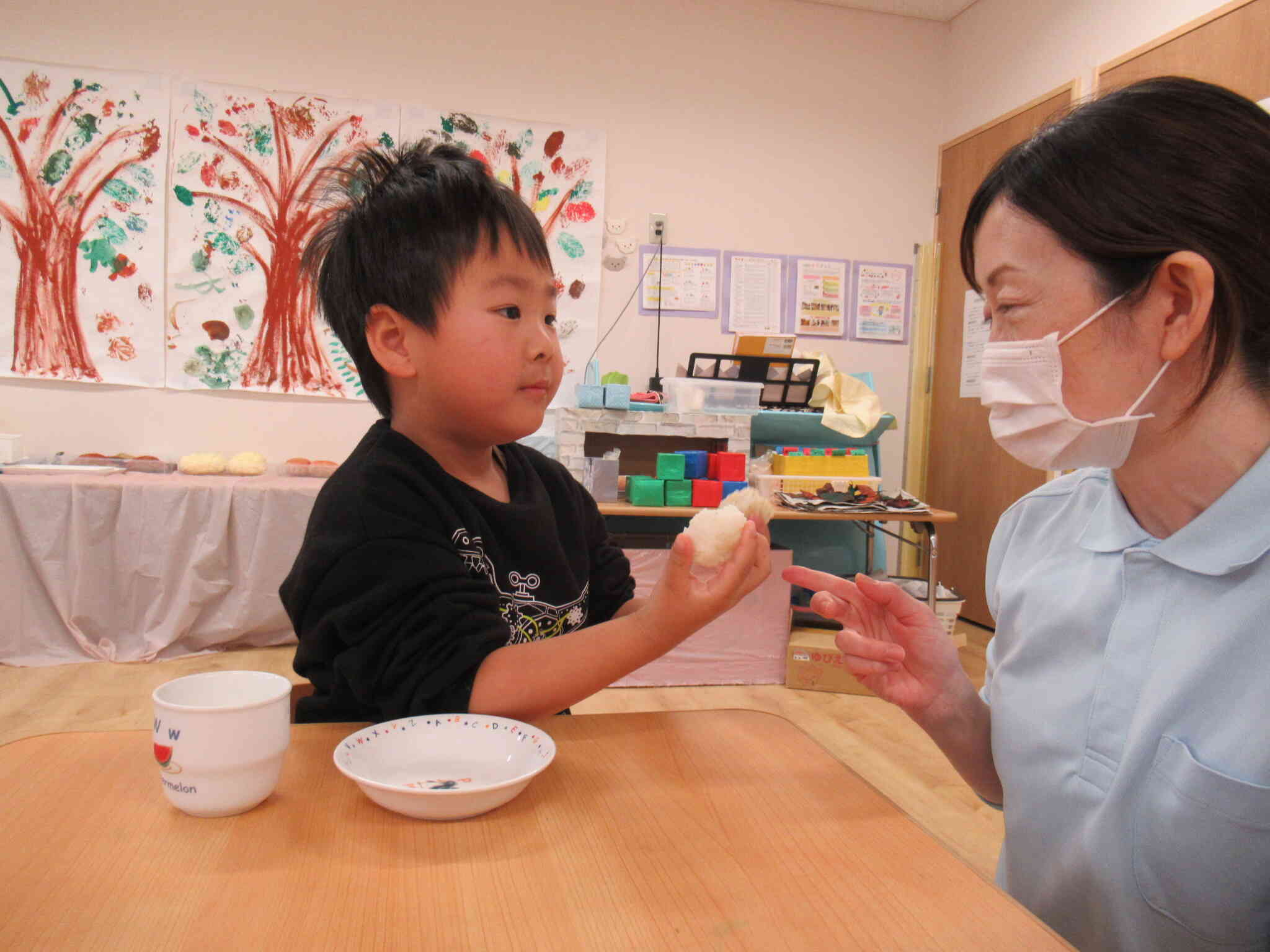 白のおにぎりが柔らかくて玄米のおにぎりがちょっと固いね。