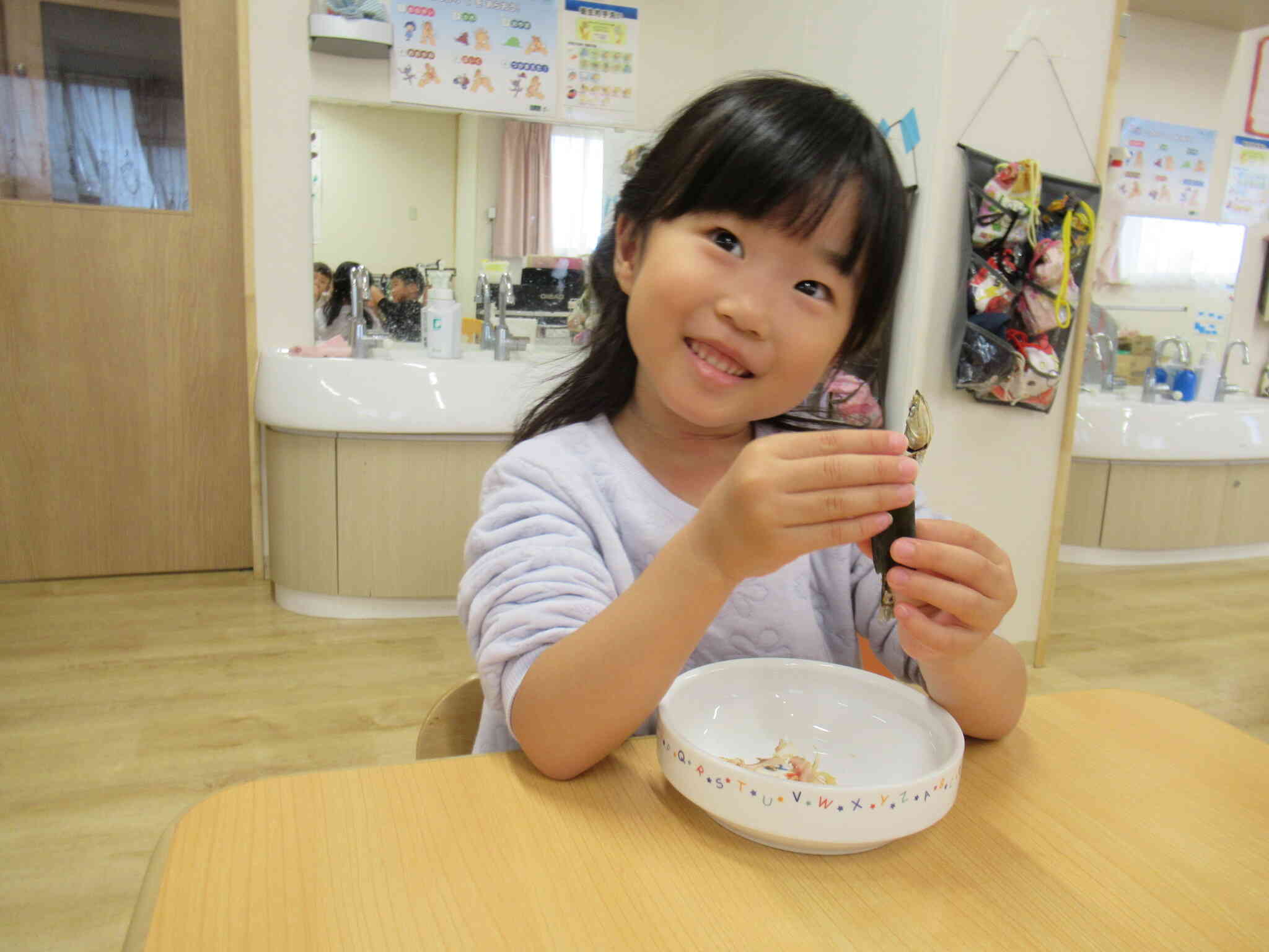 煮干しと昆布～。触ってみると固いなぁ～。